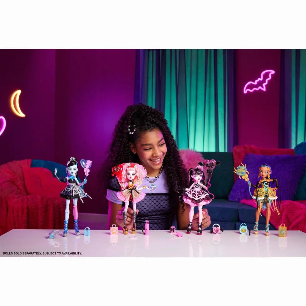 Monster High Straszysłodkie urodziny Cleo de Nile Lalka zabawka w złocistej sukience + akcesoria tematyczne, w tym zaproszenie, „balon”, prezent i „szminka”, zestaw, zabawka dla dzieci od 4 lat, JBG76