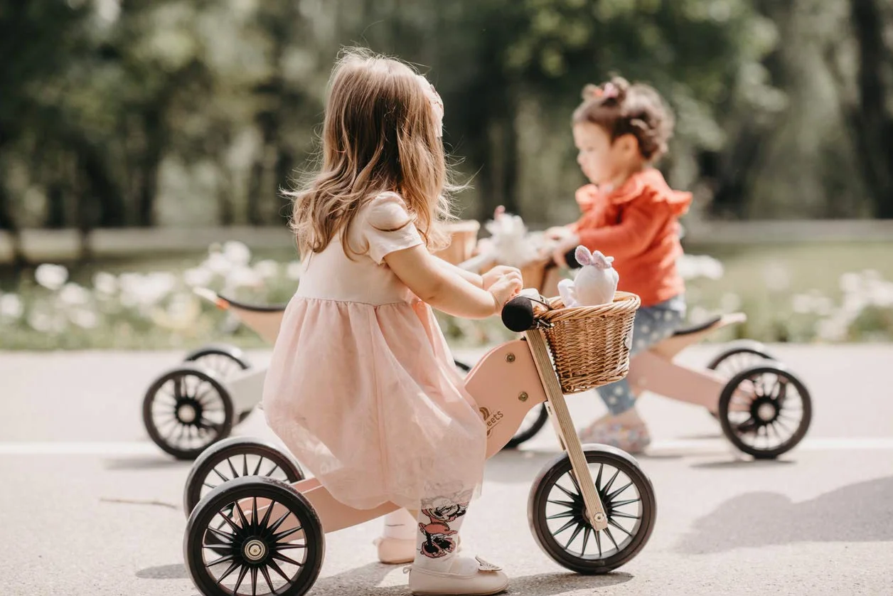 Kinderfeets Tiny Tot Plus Rosa rower trójkołowy i rowerek biegowy 2 w 1 z drewna – od 1,5 roku