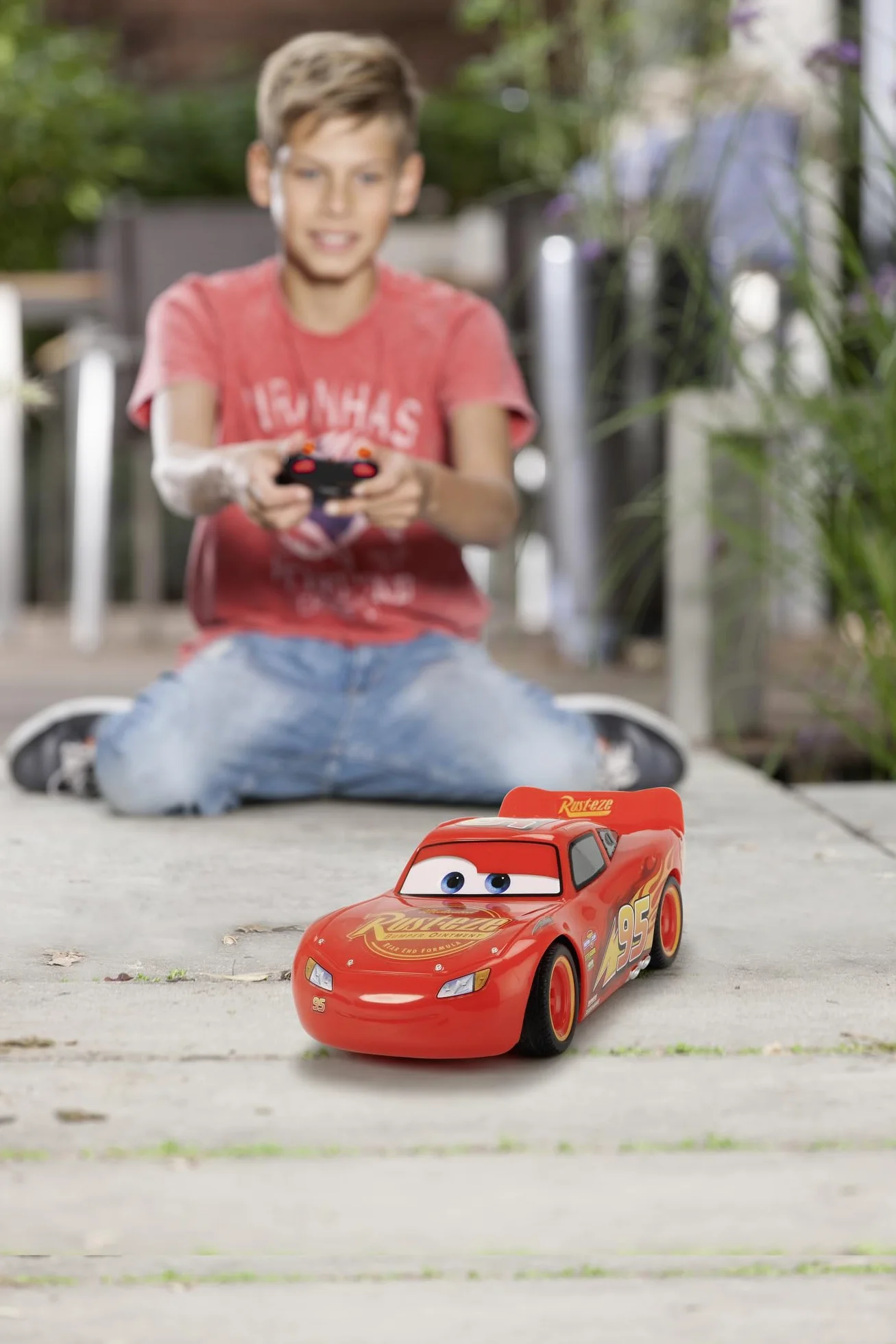 Jada Toys Disney Auta Cars Zygzak McQueen samochód zdalnie sterowany z funkcją turbo, Oficjalny licencjonowany pojazd i 2-kanałowy pilot, funkcja ładowania USB, skala 1:24, 17 cm, dla dzieci od 3 lat