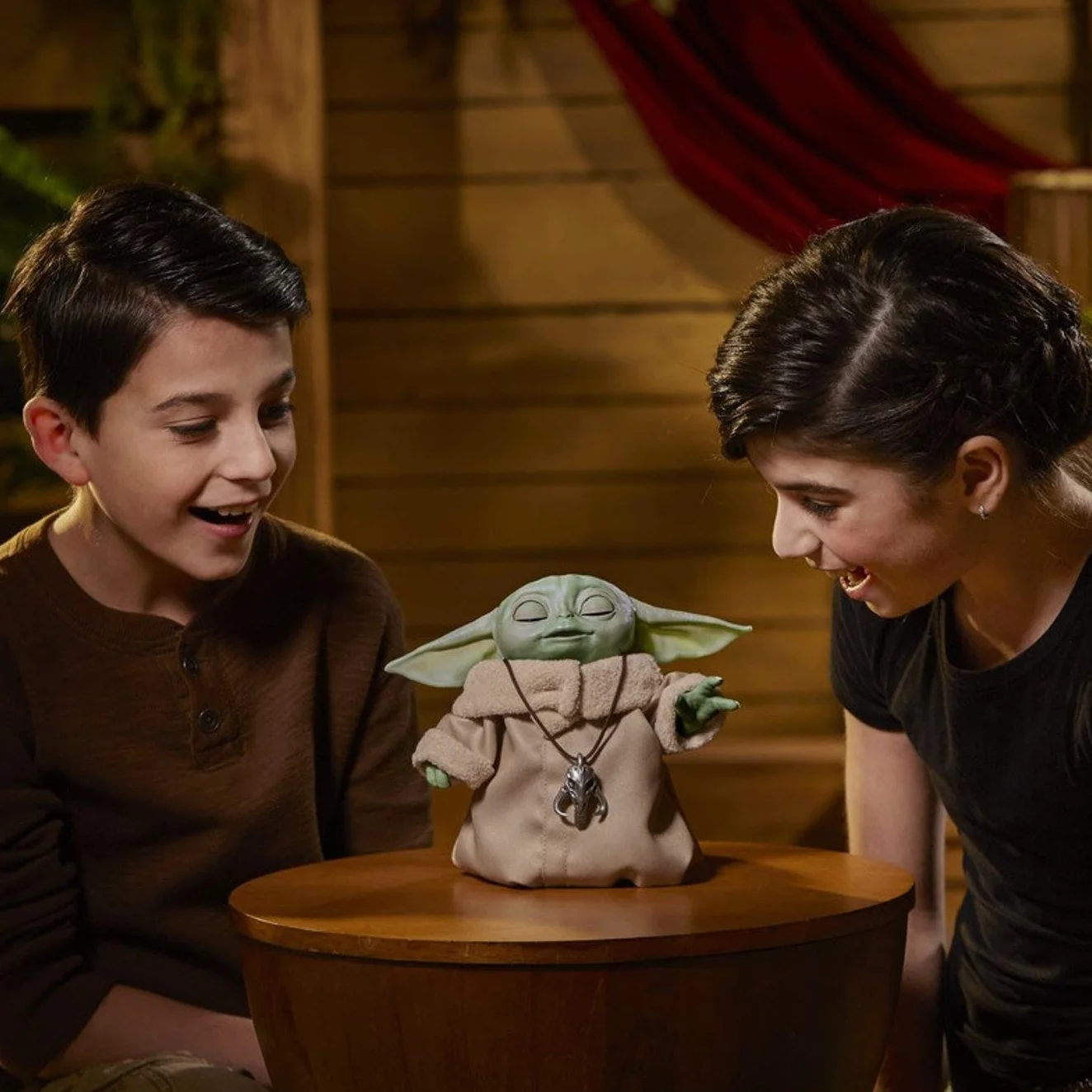 The Child-Grogu z Gwiezdnych Wojen, edycja interaktywna z ponad 25 kombinacjami dźwięków i ruchów, zabawka inspirowana z serialem The Mandalorian, dla dzieci w wieku od 4 lat