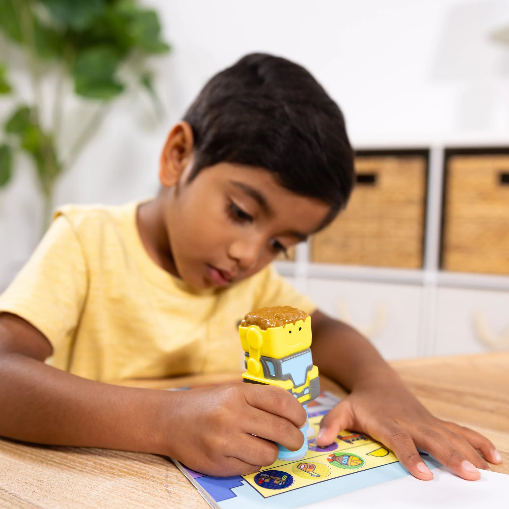 Melissa & Doug Naklejka Wow!™ Zestaw Bulldozer: 24-stronicowy blok aktywności, szablon do naklejek, 500 naklejek, zabawka dotykowa i artystyczna z postacią kolekcjonerską