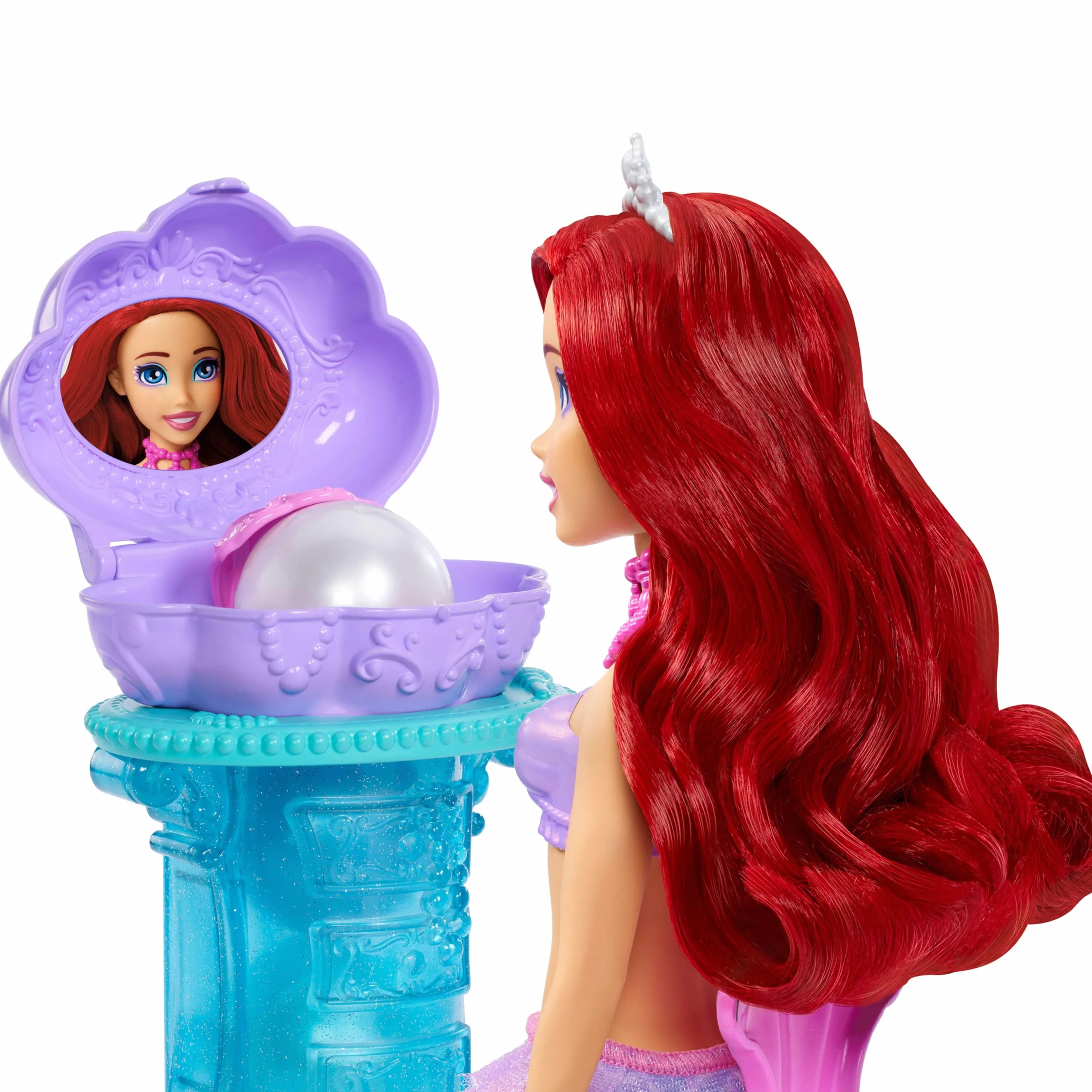 Mattel Księżniczka Disneya Arielka Muszelkowa toaletka Zestaw, lalka syrenka ze zdejmowanym ogonem, toaletka i 5 „perełek” z niespodziankami, JBF86