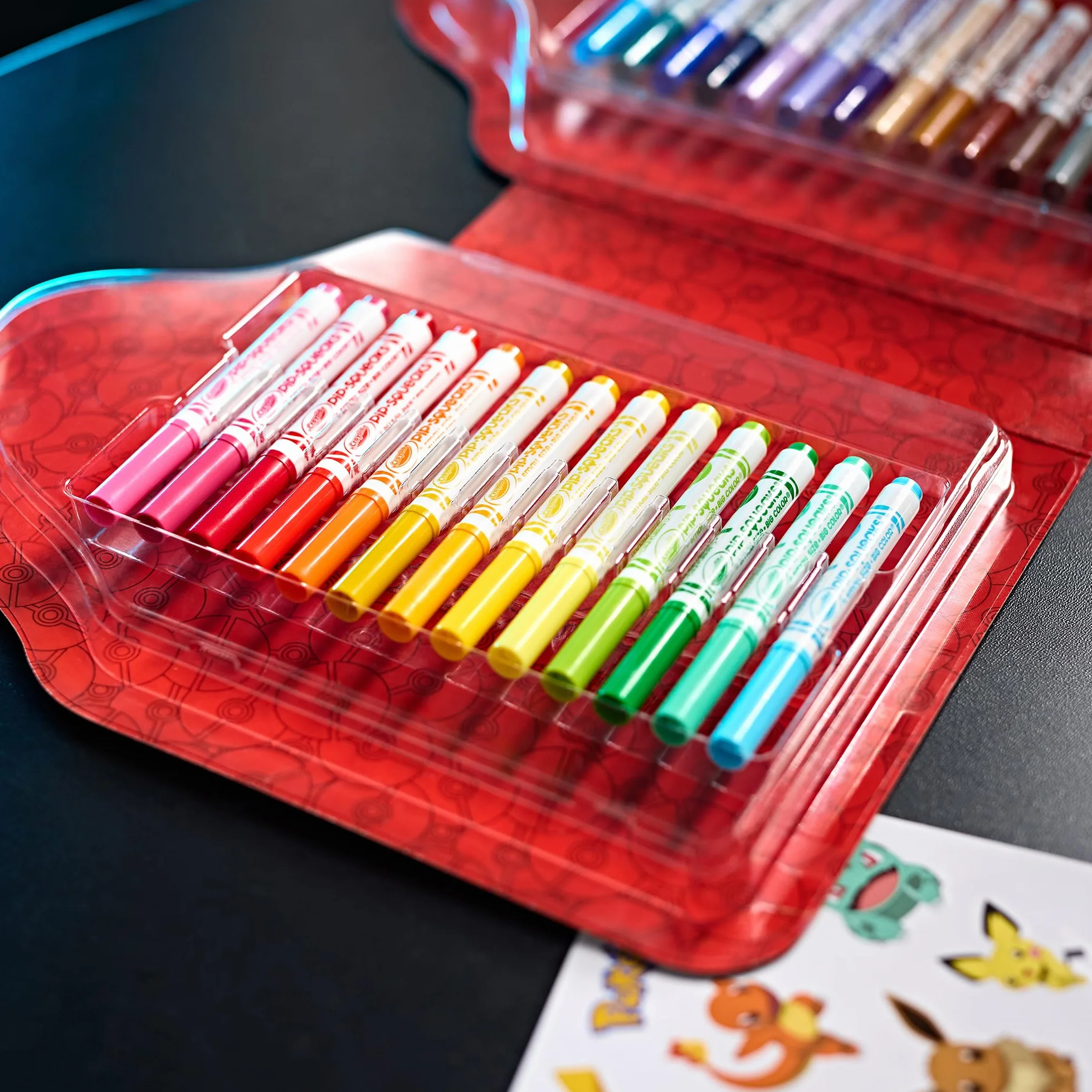 Crayola - Walizka artystyczna z naklejkami Pokemonów, zestaw zawierający flamastry, strony do kolorowania, naklejki, 45 elementów, kreatywny prezent dla dzieci od lat 5, 04-0785