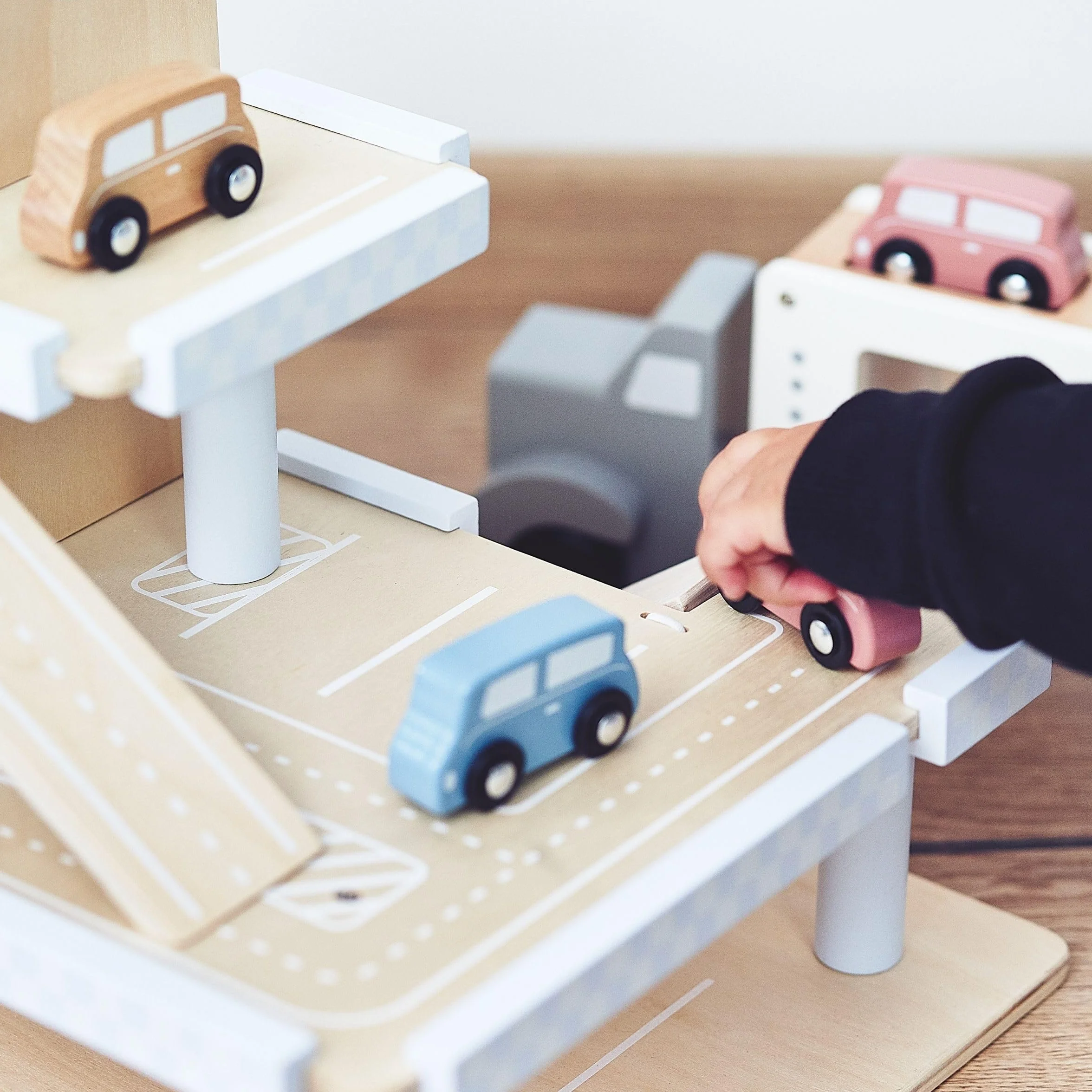 Mamabrum, Drewniany Parking dla Dzieci z Akcesoriami, Trzypoziomowy Drewniany Garaż Samochodowy, Drewniane Zabawki dla Dzieci, Zabawka Interaktywna, Akcesoria w Zestawie, Skandynawska Kolorystyka