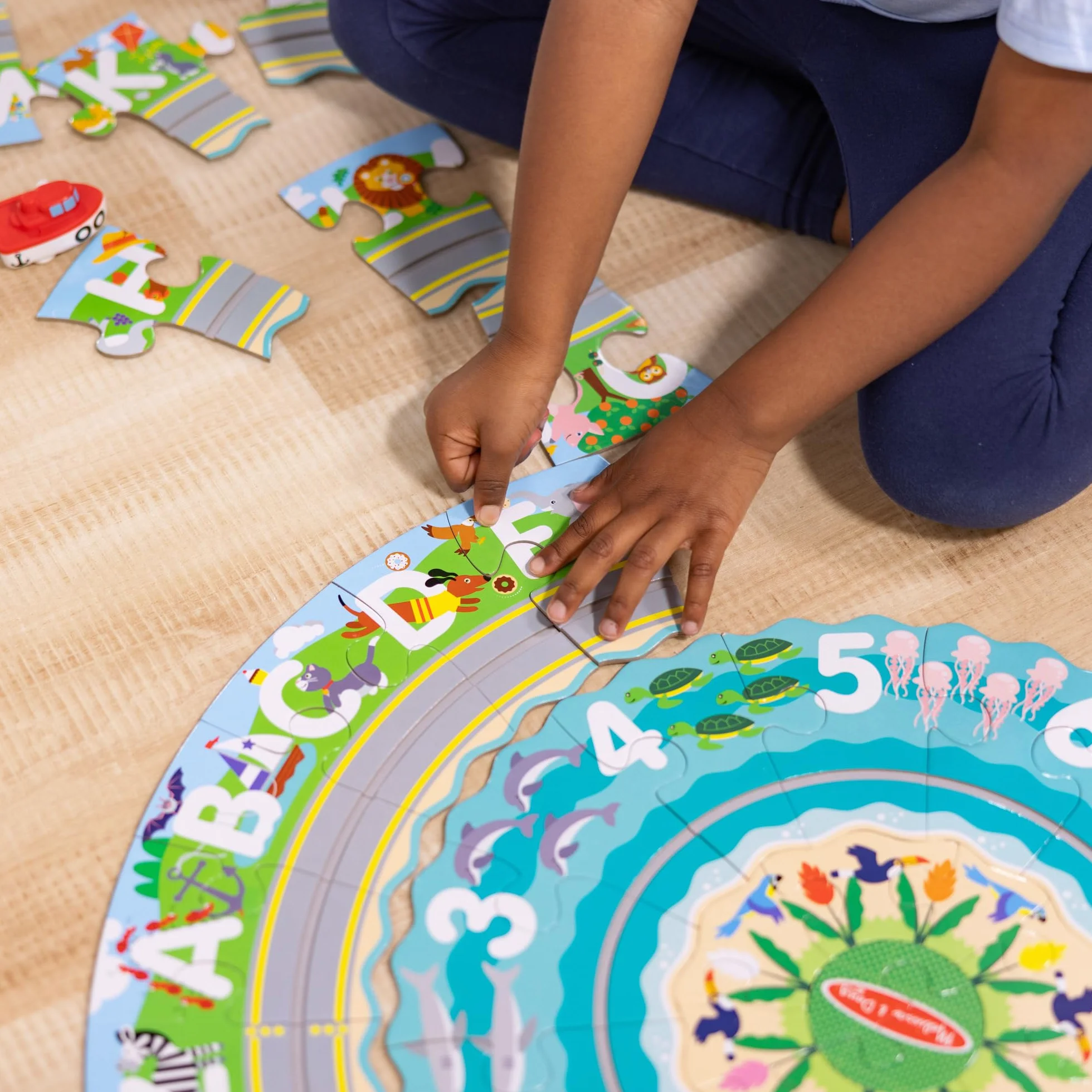 Melissa & Doug, Układanka podłogowa z rowkami, motywem trasy wzdłuż wybrzeża oraz samochodzikami z napędem wstecznym – 48 elementów, dla chłopców i dziewczynek w wieku powyżej 3. roku życia