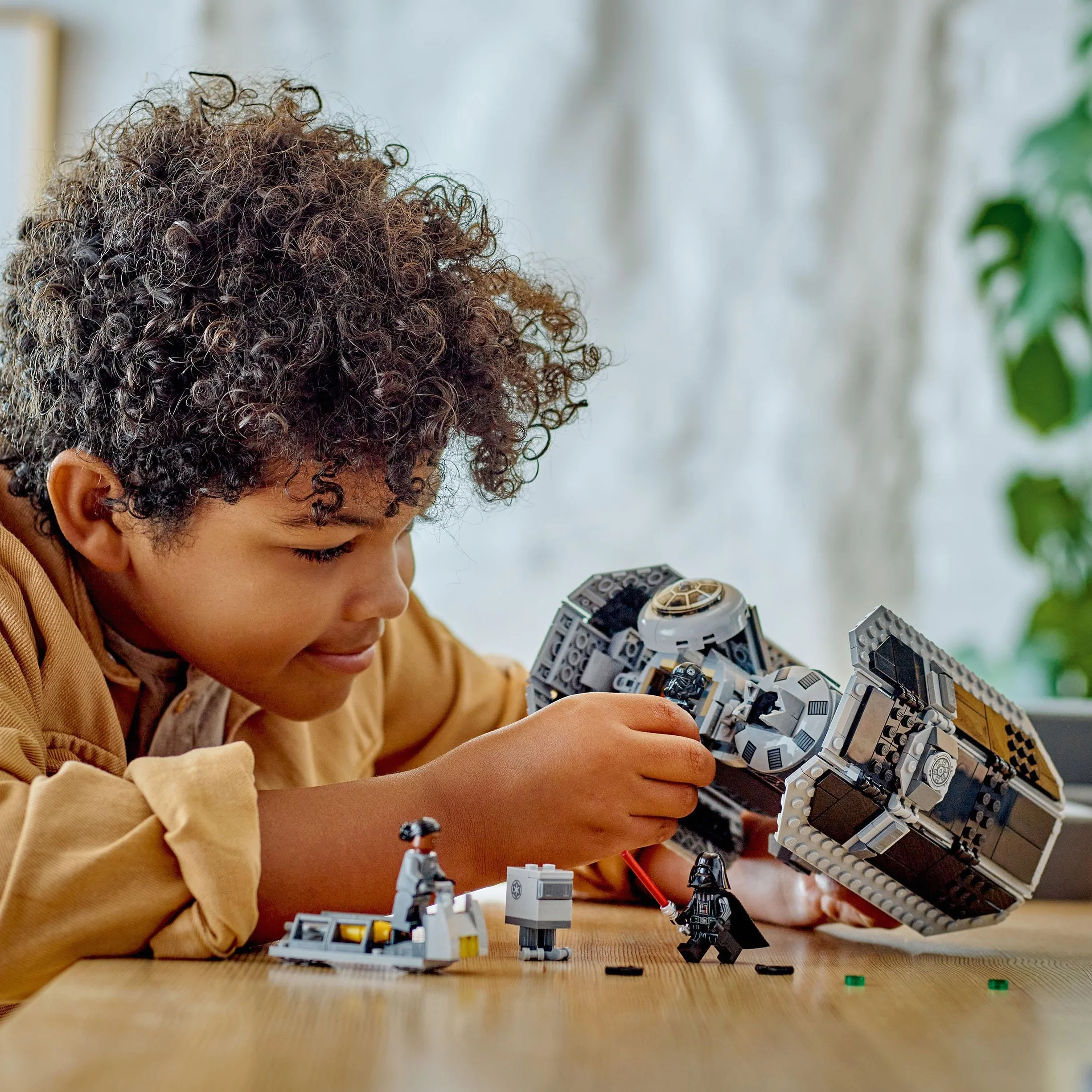 LEGO Star Wars Bombowiec TIE Model z Klocków, Zabawka dla Dziecka, Statek Gwiezdny z Minifigurką Dartha Vadera z Mieczem Świetlnym i Figurką Droida GNK, Pomysł na Prezent, 75347