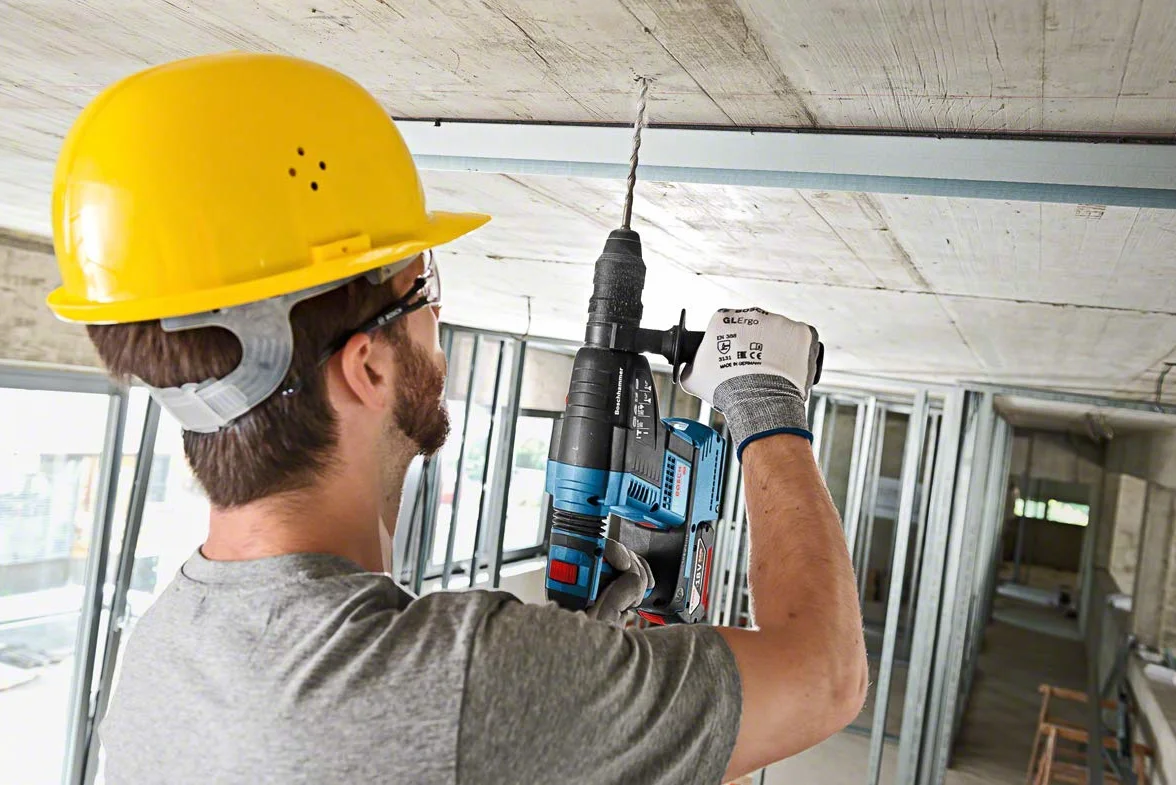 Bosch Professional system 18V: akumulatorowy młot udarowo-obrotowy GBH 18V-26 F (rękojeść dodatkowa, ogranicznik głębokości, sukno maszynowe, wymienny uchwyt SDS plus, walizka L-BOXX)