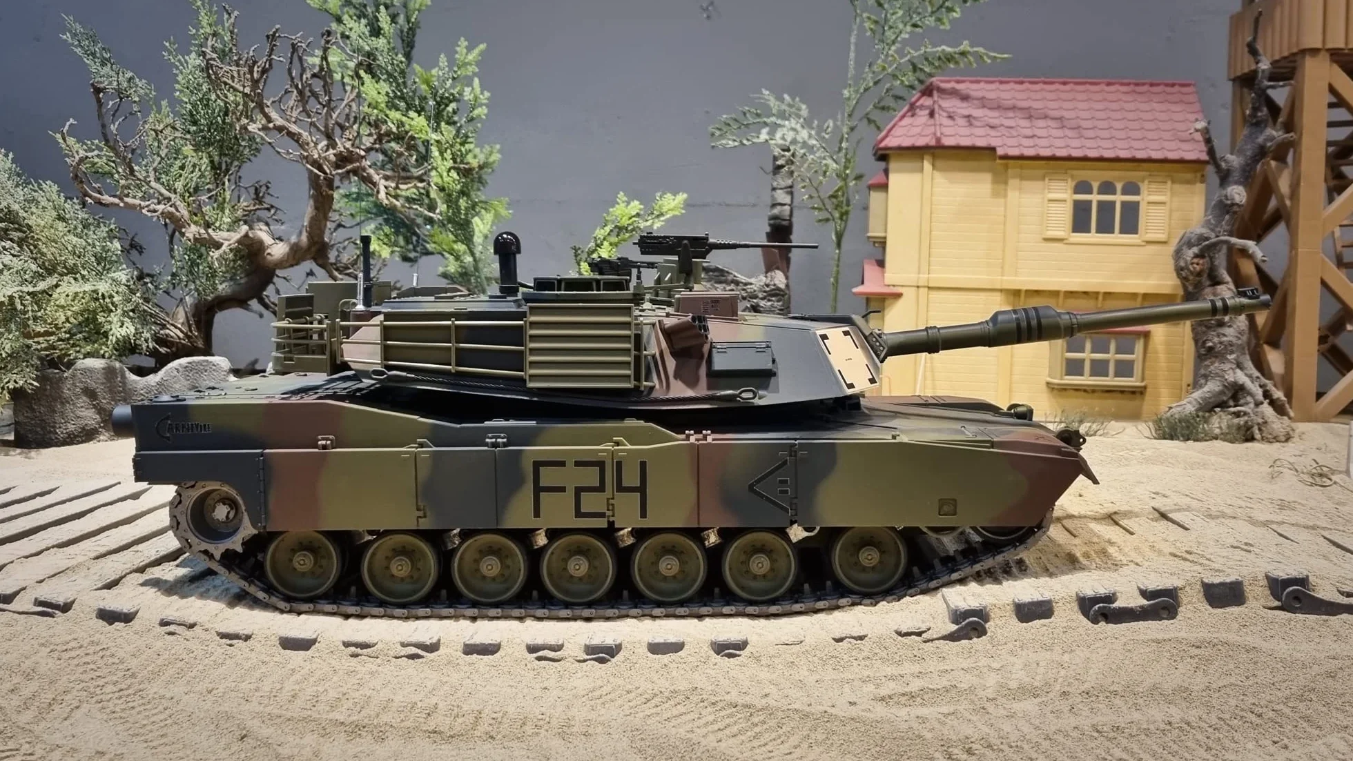 ES-TOYS Czołg zdalnie sterowany z funkcją strzelania M1A2 Abrams Heng Long 1:16 z dymem i dźwiękiem + metalowa przekładnia + 2,4Ghz V7.0 - UPG-A