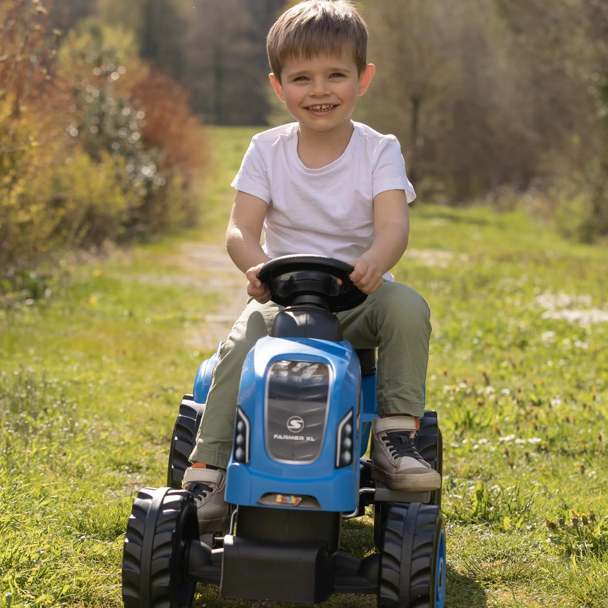 Smoby - Farmer XL Niebieski Traktor + Przyczepa - Traktor na pedały dla dzieci - Regulowane siedzenie - Kierownica z klaksonem - Otwierana maska - Od 3 lat - Wyprodukowano we Francji