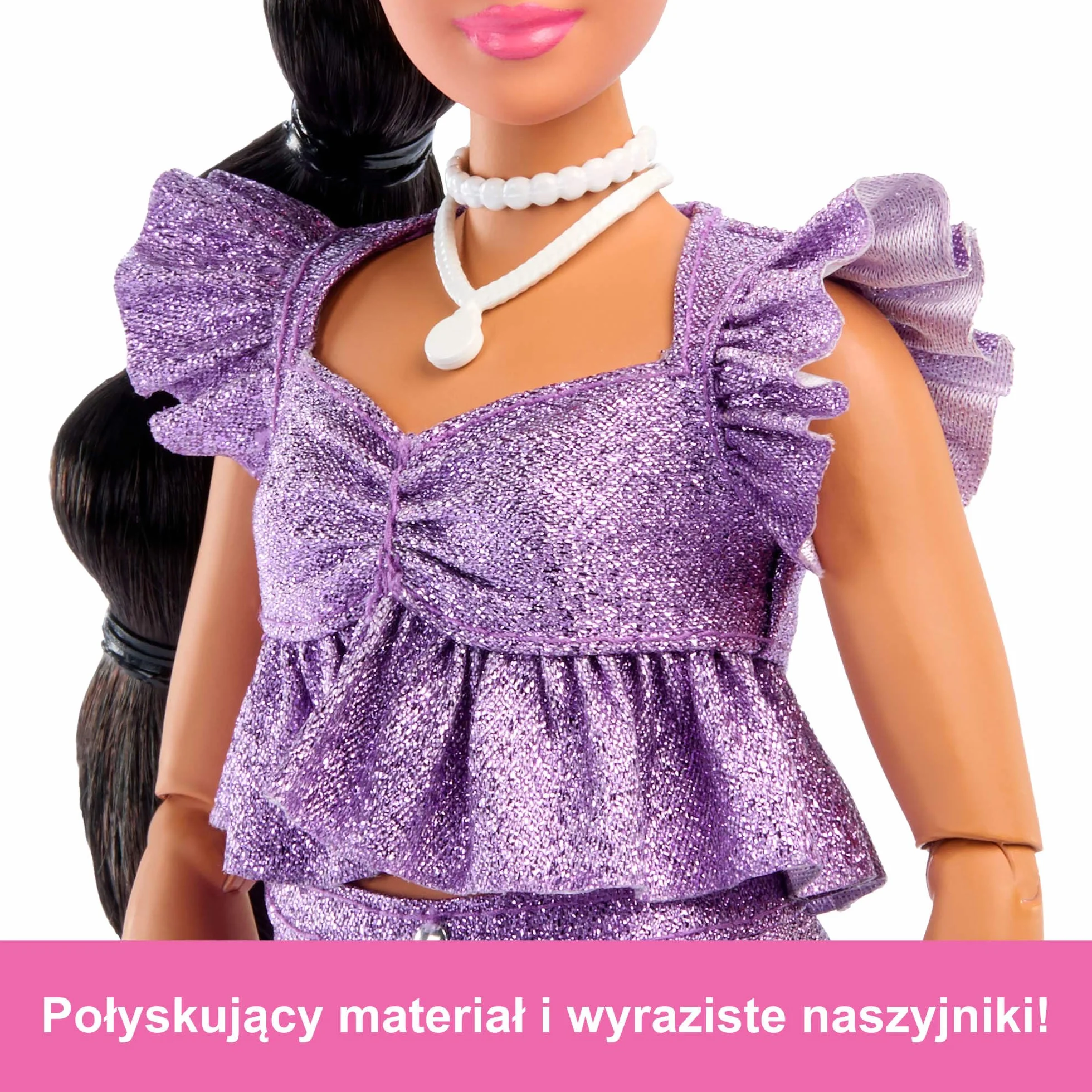 Barbie Deluxe Style Lalka modowa #8 z czarnymi włosami ułożonymi w warkocz, w metalicznej fioletowej koszulce oraz błyszczących szortach i z akcesoriami, w tym perełkową biżuterią i torebką, JFP43