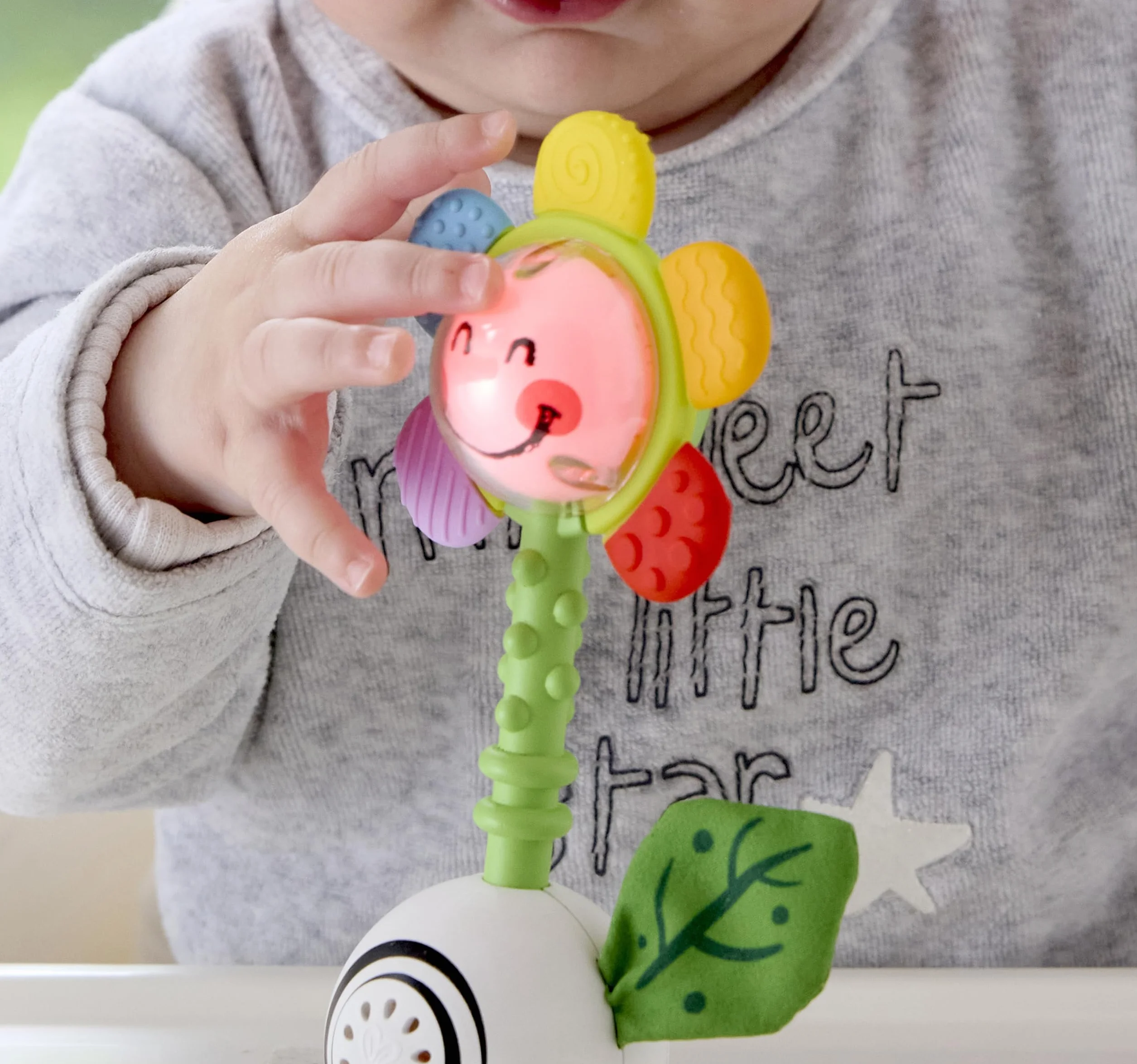 Hape Grzechotka w kształcie kwiatu Shake 'n Sparkle | zabawka multisensoryczna dla niemowląt | idealna dla dzieci od 0 miesiąca życia