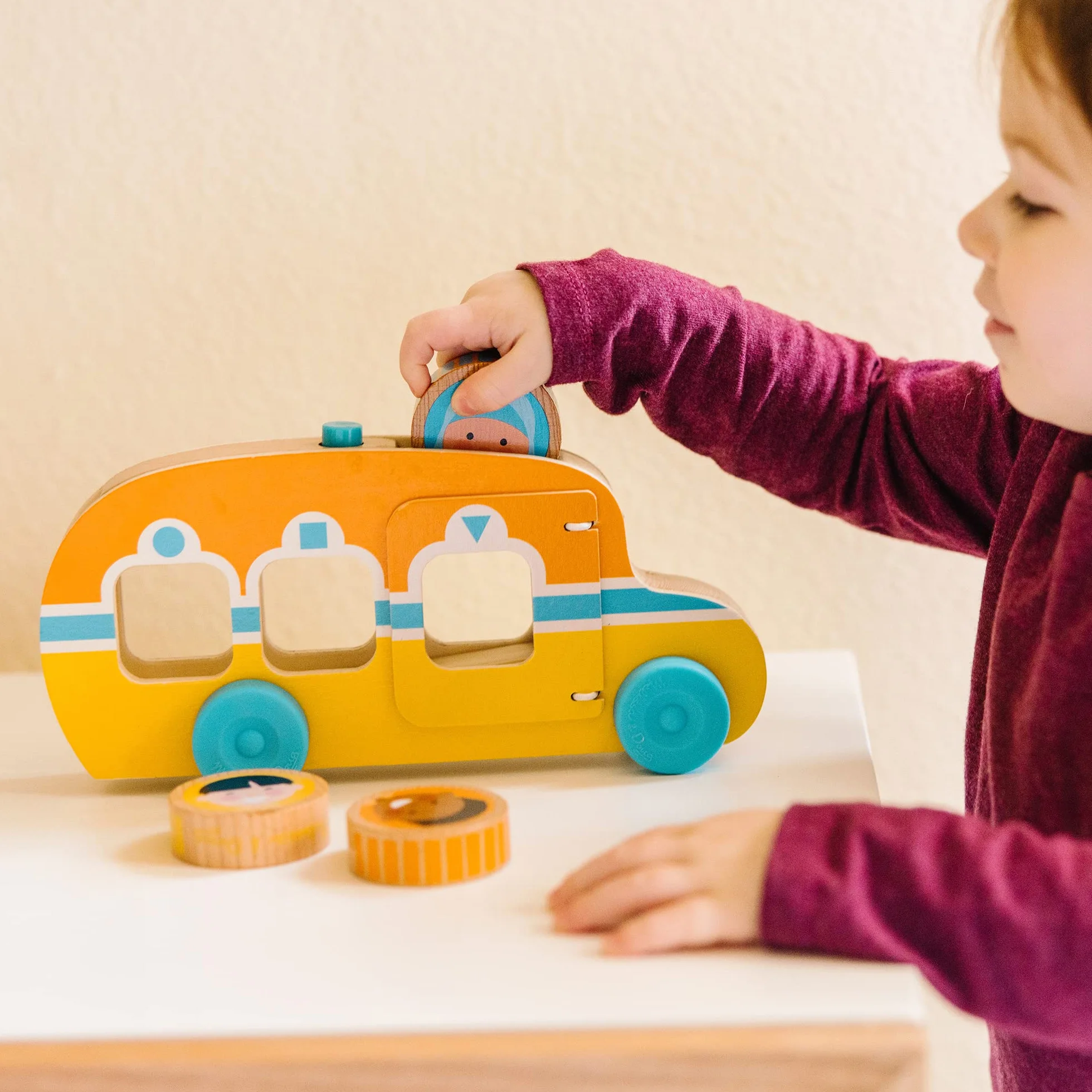 Melissa & Doug GO Tots Drewniany autobus „Tocz się i jedź” z 3 krążkami, drewniane zabawki dla małych dzieci, pojazd zabawkowy, zabawki rozwojowe, od 12 miesięcy, prezent dla chłopca i dziewczynki
