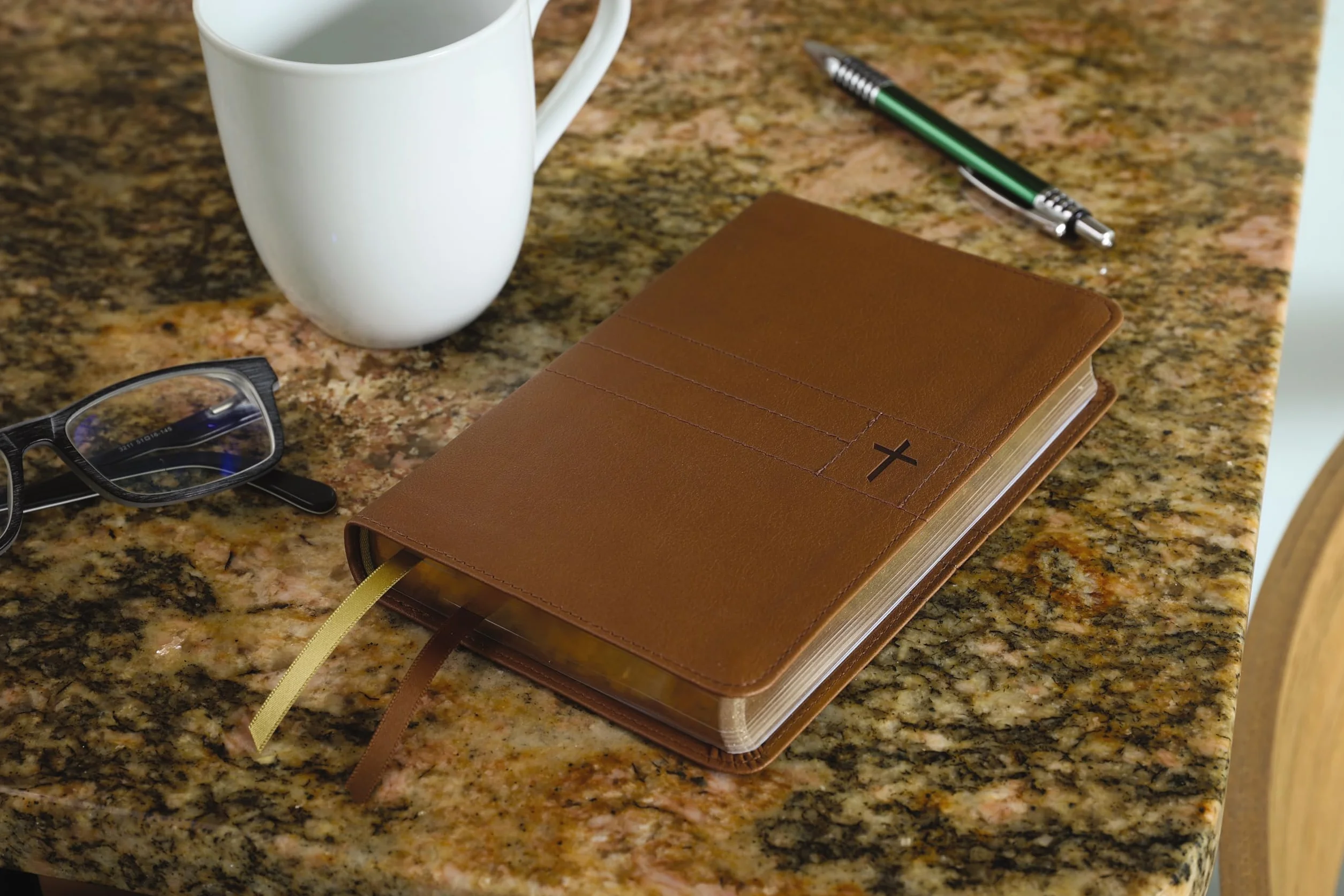 Niv, Thinline Bible, Compact, Leathersoft, Brown, Red Letter, Comfort Print: New International Version, Brown, Leathersoft, Thinline, Red Letter, Comfort Print