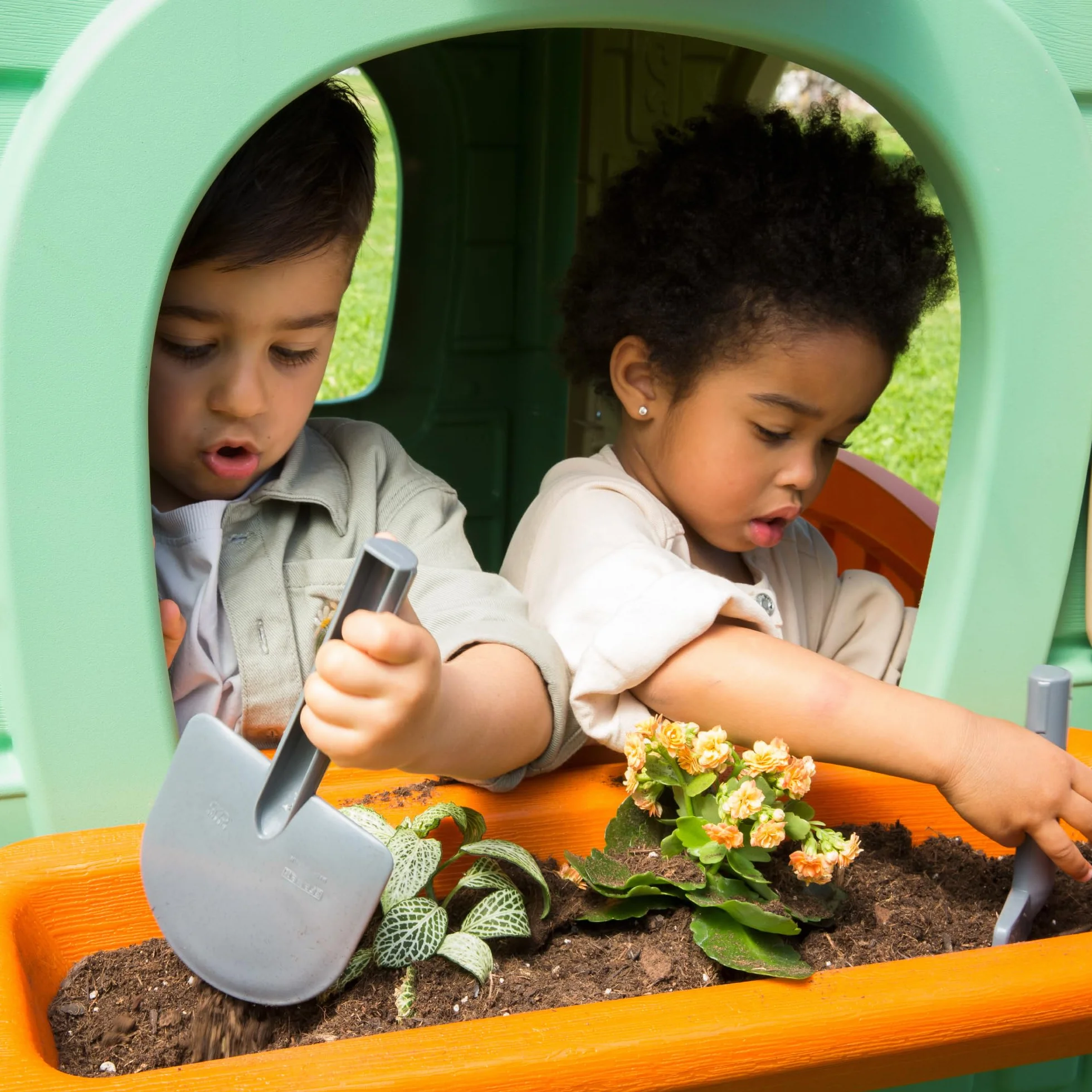 FEBER - Recycle Eco House, domek dziecięcy wykonany z tworzywa sztucznego z recyklingu, drzwi składane, jasne i odporne na światło słoneczne kolory, łatwy montaż, od 3 lat, słynny (FEH26000)