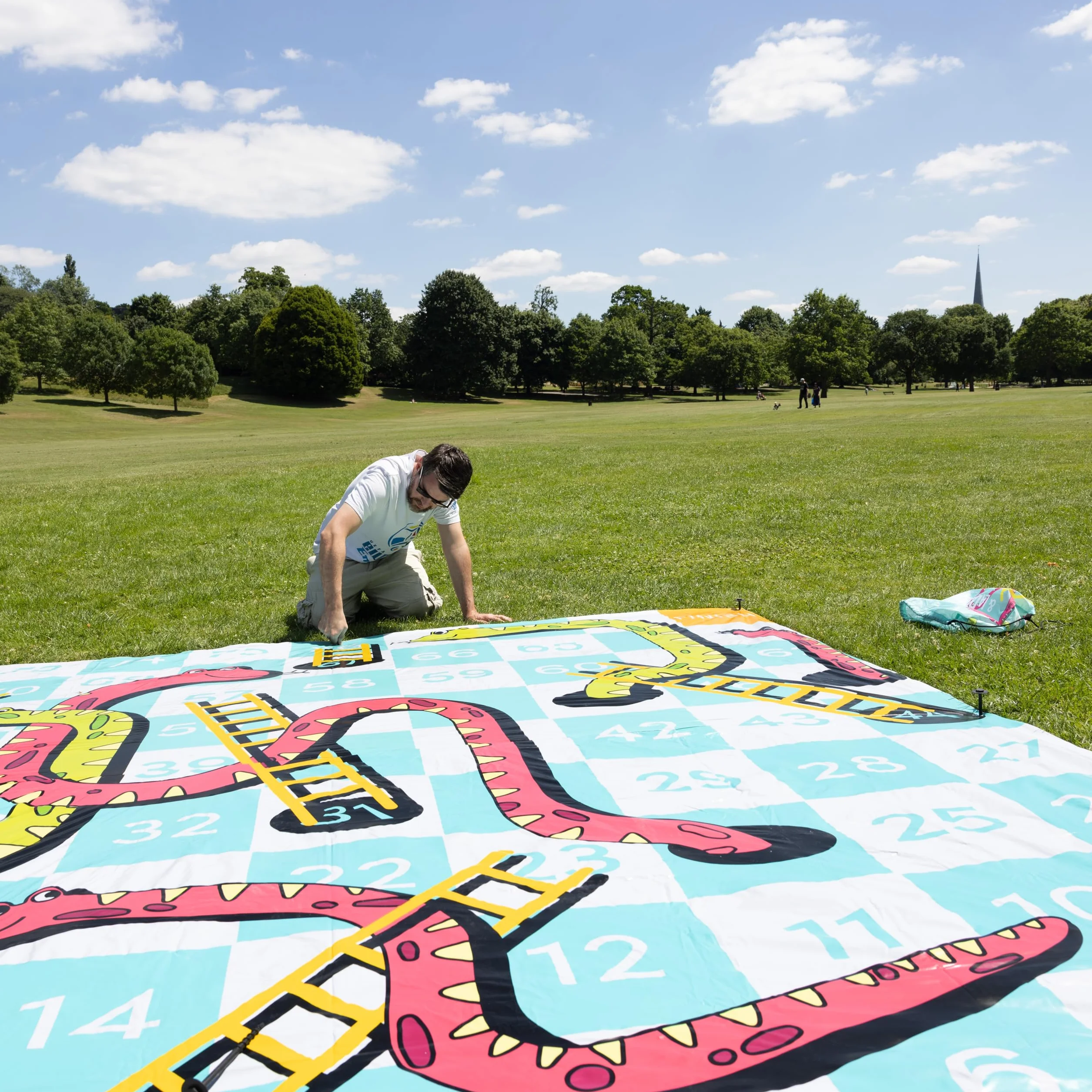 THE TWIDDLERS Giant Snakes and Ladders Garden Game, 3 x 3 m, wodoodporna mata podłogowa z PCW z nadmuchiwanymi kostkami i torbą do przechowywania na imprezy rodzinne, do szkoły i zabawy na świeżym
