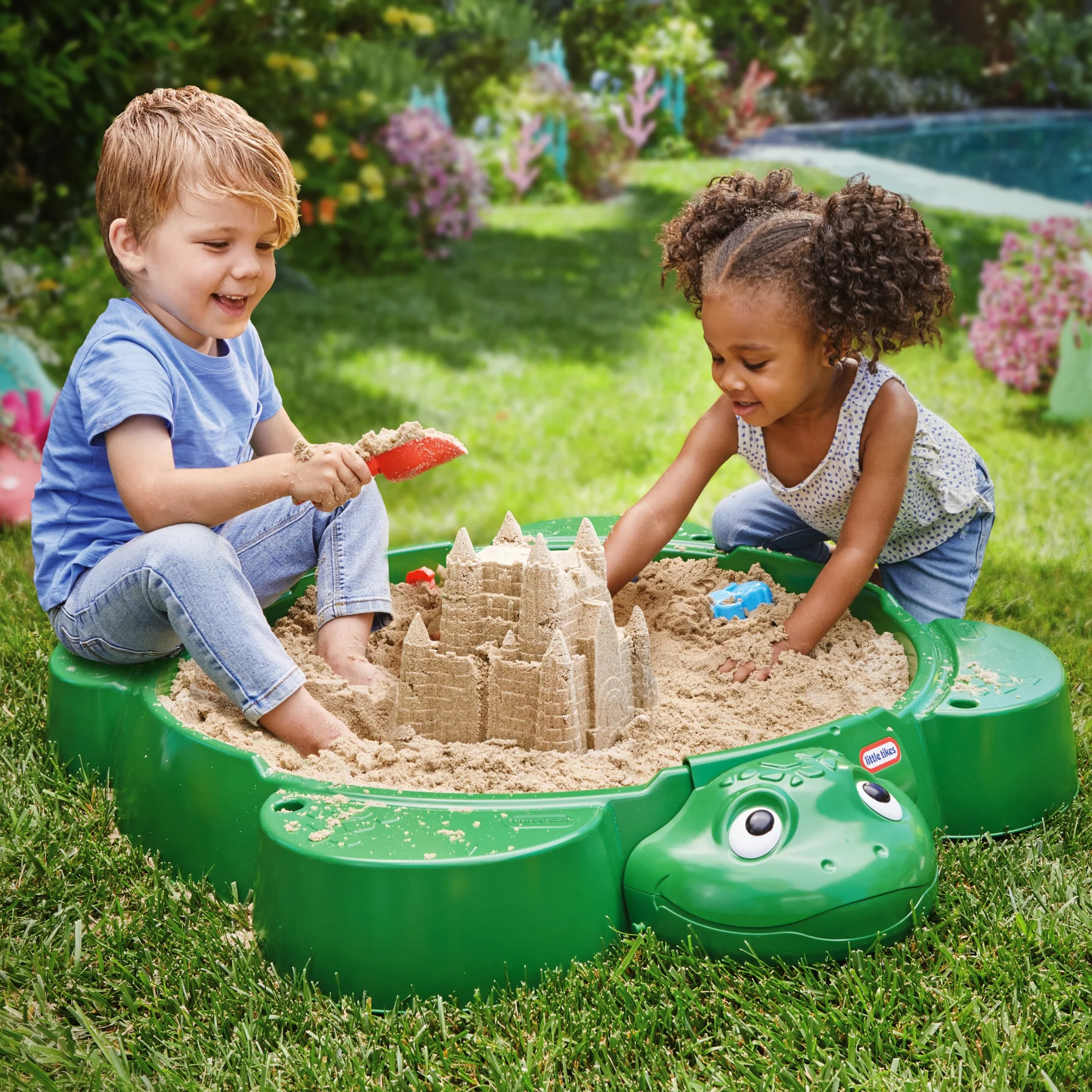 Little Tikes Zielona Piaskownica z 4 Siedziskami, Miejscem na Parasol i Zdejmowaną Pokrywą, dla Dzieci 1-6 Lat