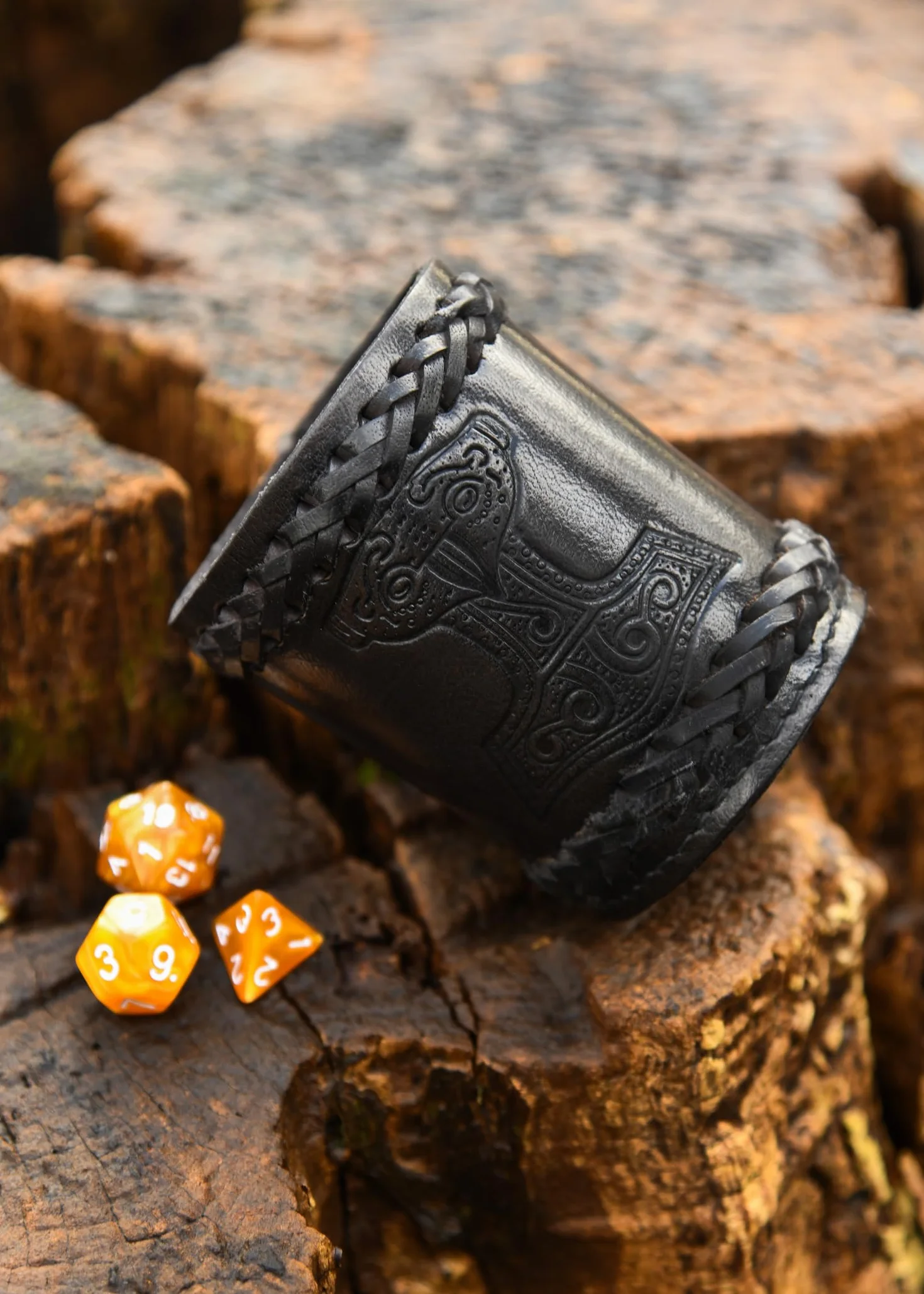 Ulfberth - Wysokiej jakości wikiński kubeczek do gry z motywem Mjölnir, prawdziwa skóra, średniowieczny kubek ze skóry, LARP, Reenactment (Czarny Młot Thora)