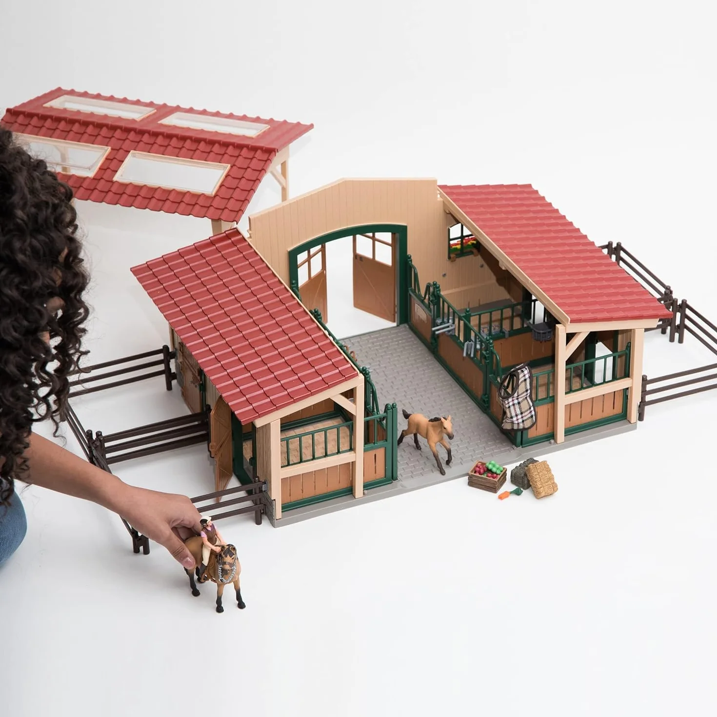schleich FARM WORLD | Stajnia z końmi i akcesoriami 42195 | Zestaw ze stajnią, padokiem, 2 końmi, figurką dziewczynki i akcesoriami | Zabawka farma od 3 lat | 96 elementów | Ekskluzywnie na Amazon