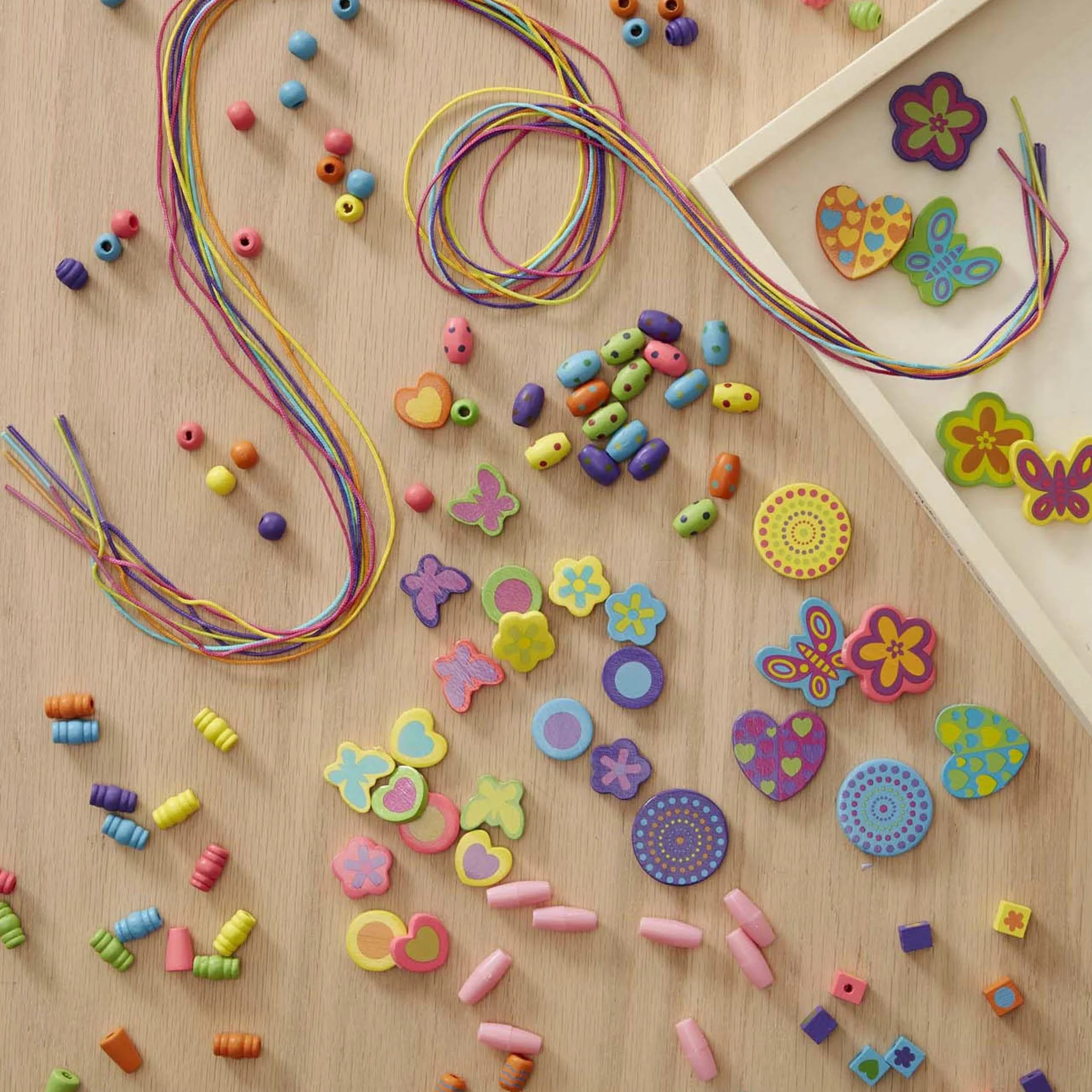 Melissa & Doug Drewniany Zestaw Koralików | Zabawa kreatywna| Zestaw koralików do robienia biżuterii| Drewniane koraliki dla dzieci w wieku 3 4 5 6 lat | Prezent dla chłopca lub dziewczynki