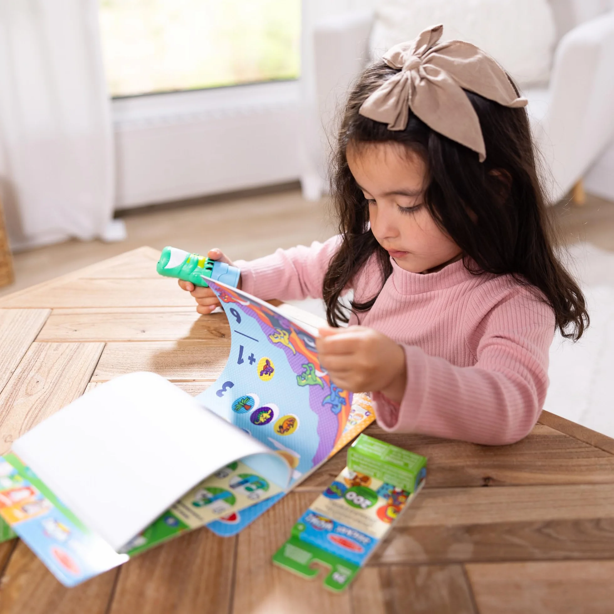Melissa & Doug - Naklejka Wow! Naklejka dziecięca w kształcie dinozaura - 24 strony aktywności i 300 naklejek dla dzieci + mini blok i wkład (200) - 6075499 - Rzemiosło dla dzieci