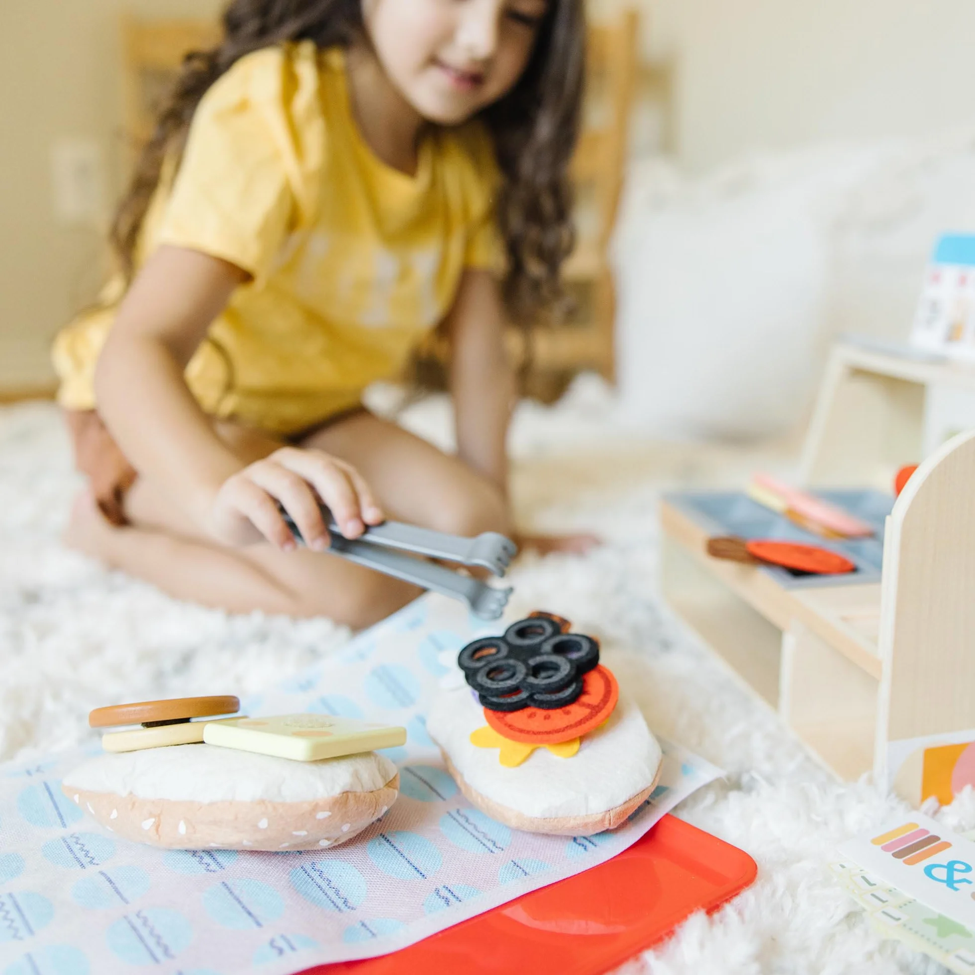 Melissa & Doug Sklep z kanapkami z ladą i akcesoriami, Zabawa w udawanie, Zabawkowe jedzenie, Zabawa kreatywna Montessori, Prezenty dla dzieci 3 4 5 lat, Prezent dla chłopca lub dziewczynki