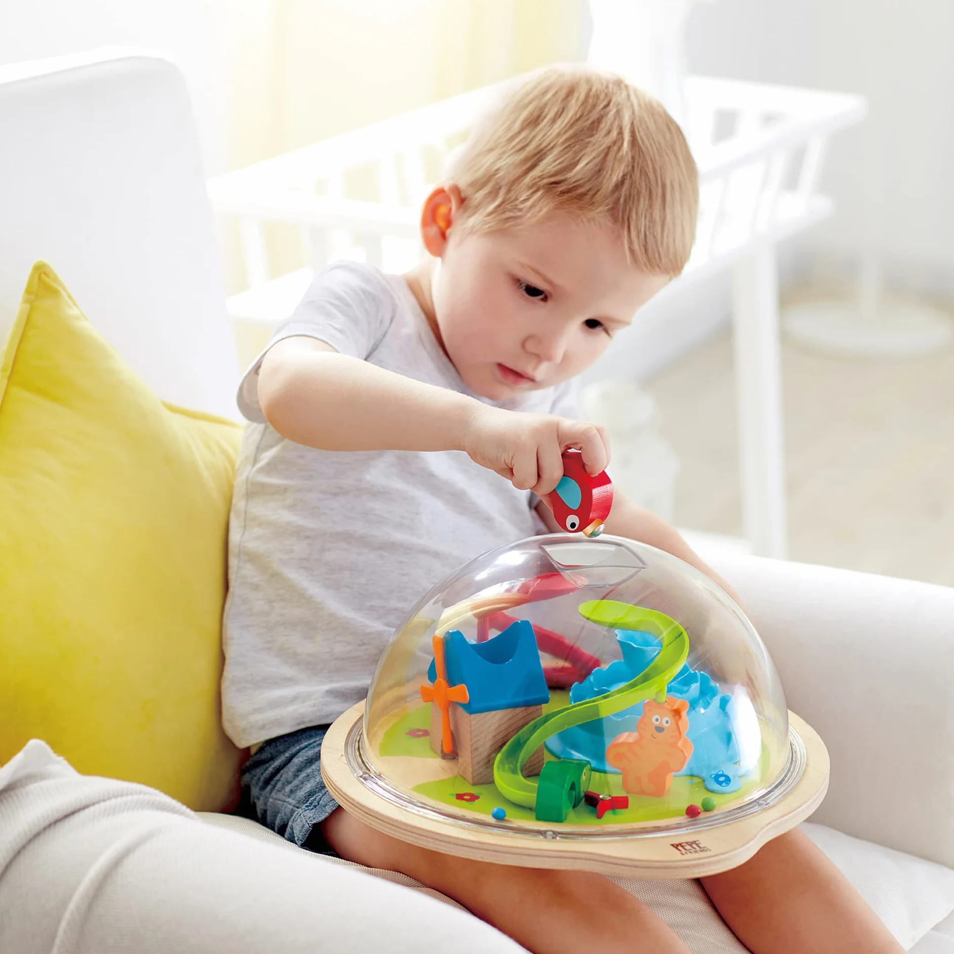 Hape Lilys kopuła przygody firmy Hape | zabawka 3D z magnetycznym labiryntem, kopuła przeżyć dla dzieci z różnymi postaciami i akcesoriami