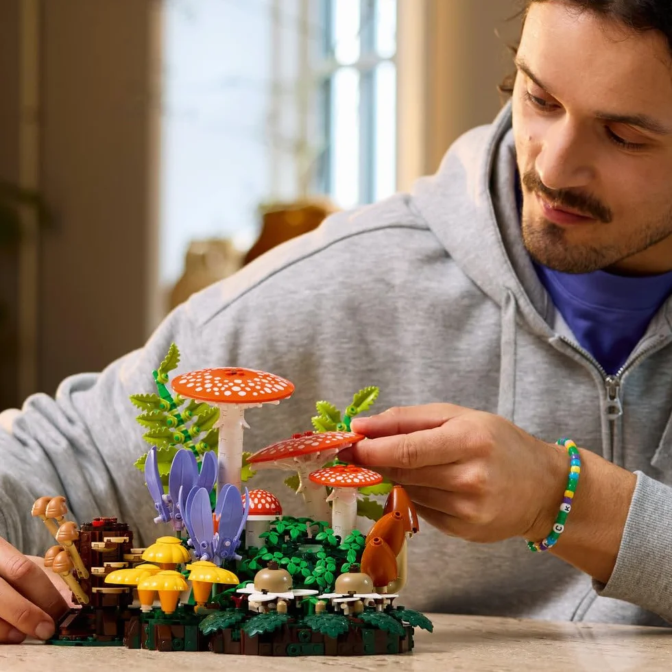 LEGO Botanicals Grzyby leśne, zestaw konstrukcyjny dla dorosłych, roślinna ozdoba do salonu z muchomorem i kwiatami, pomysł na prezent dla kobiety, mężczyzny i miłośników roślin 11505