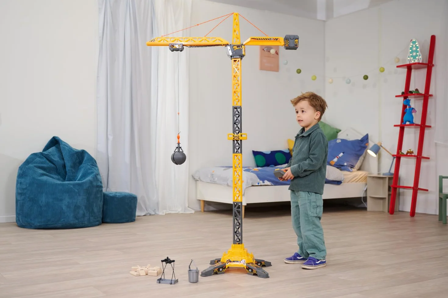 Dickie Toys 203729023 Dźwig Zdalnie sterowany radiowo 2,4GHz;obrót 360°;światło; akcesoria: wiaderko, taca, otwierana kula. Wysokość: 150 cm.