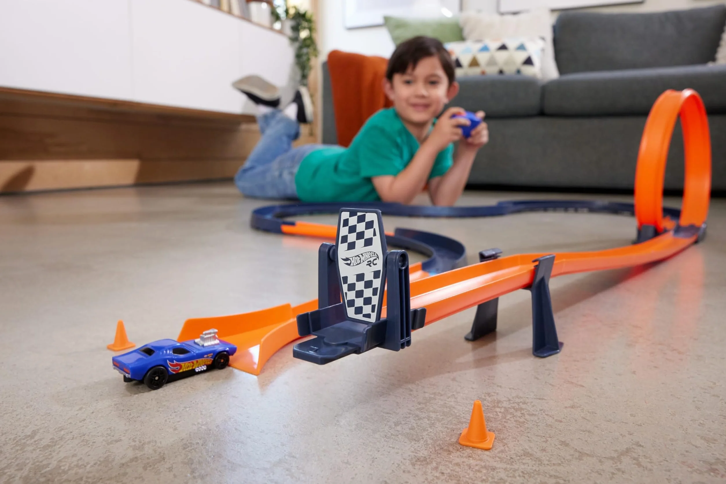 Hot Wheels RC Wyzwanie prędkości Zestaw ze zdalnie sterowanym pojazdem w skali 1:64 i ponad 30 elementami toru, kilka konfiguracji, jazda pojazdami po torze i poza nim, HXX45