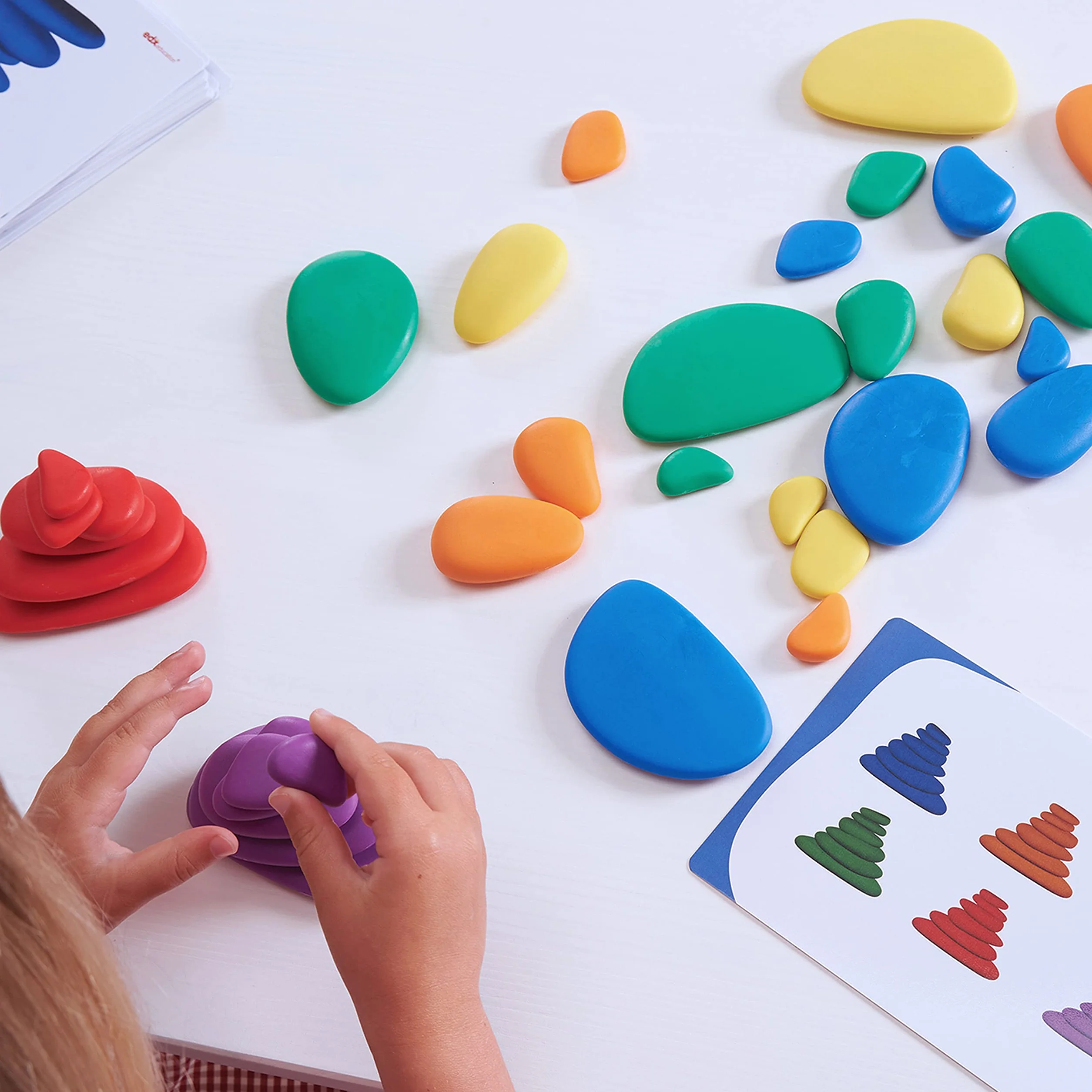 Rainbow Pebbles | Zestaw 36 + 40 aktywności | Oryginalne kamienie do sortowania i układania w stos | Zasoby wczesnej matematyki