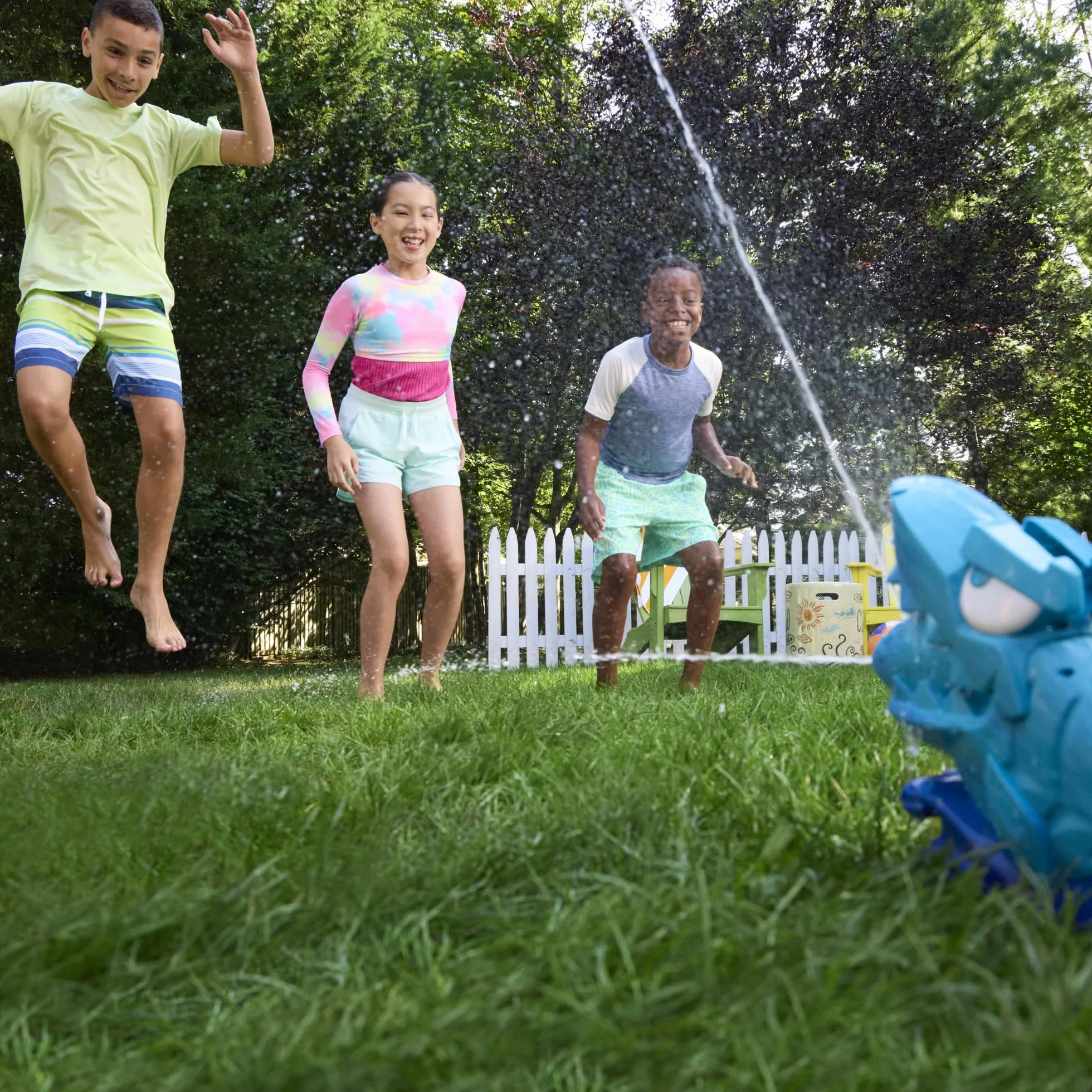 Zabawka wodna Nerf Super Soaker Hop & Chomp, polewanie strumieniami wody, kłapiąca szczęka, podłączanie do węża ogrodowego, zabawki dla dzieci do wodnej zabawy poza domem, wiek: od 3 lat