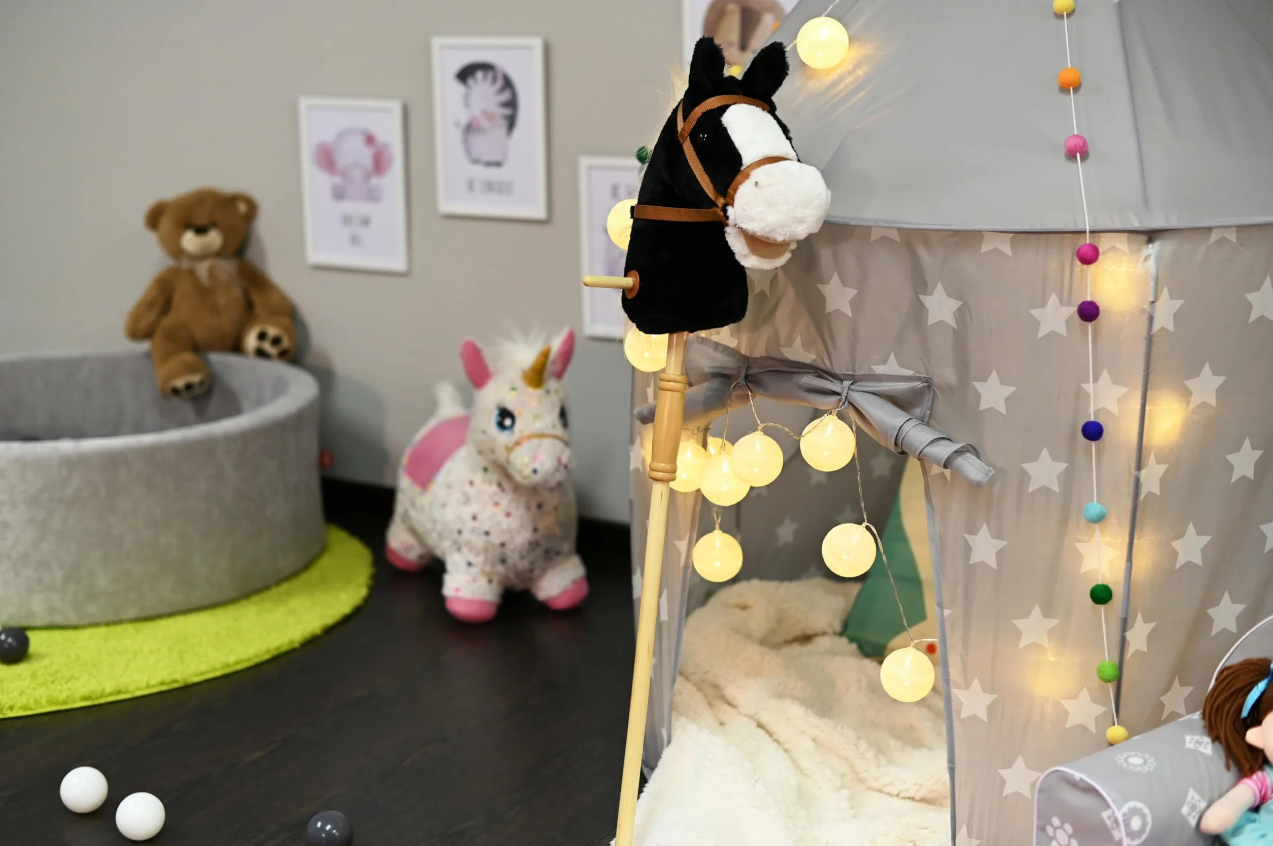 Knorrtoys 40102 - koń na kiju "Blacky", czarny