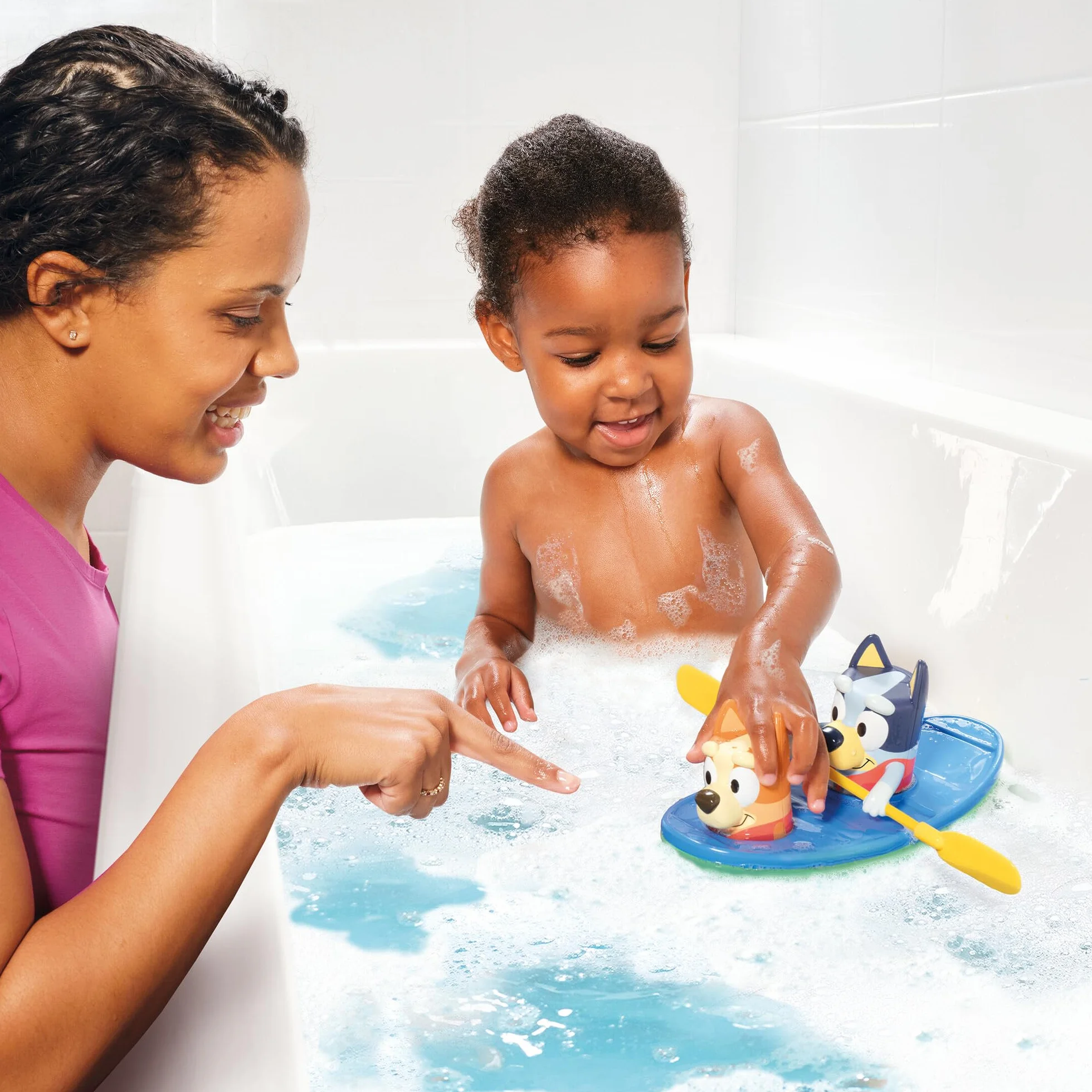 TOMY Toomies Bluey Pull and Go Canoe zabawka do kąpieli dla dzieci od 18 miesięcy