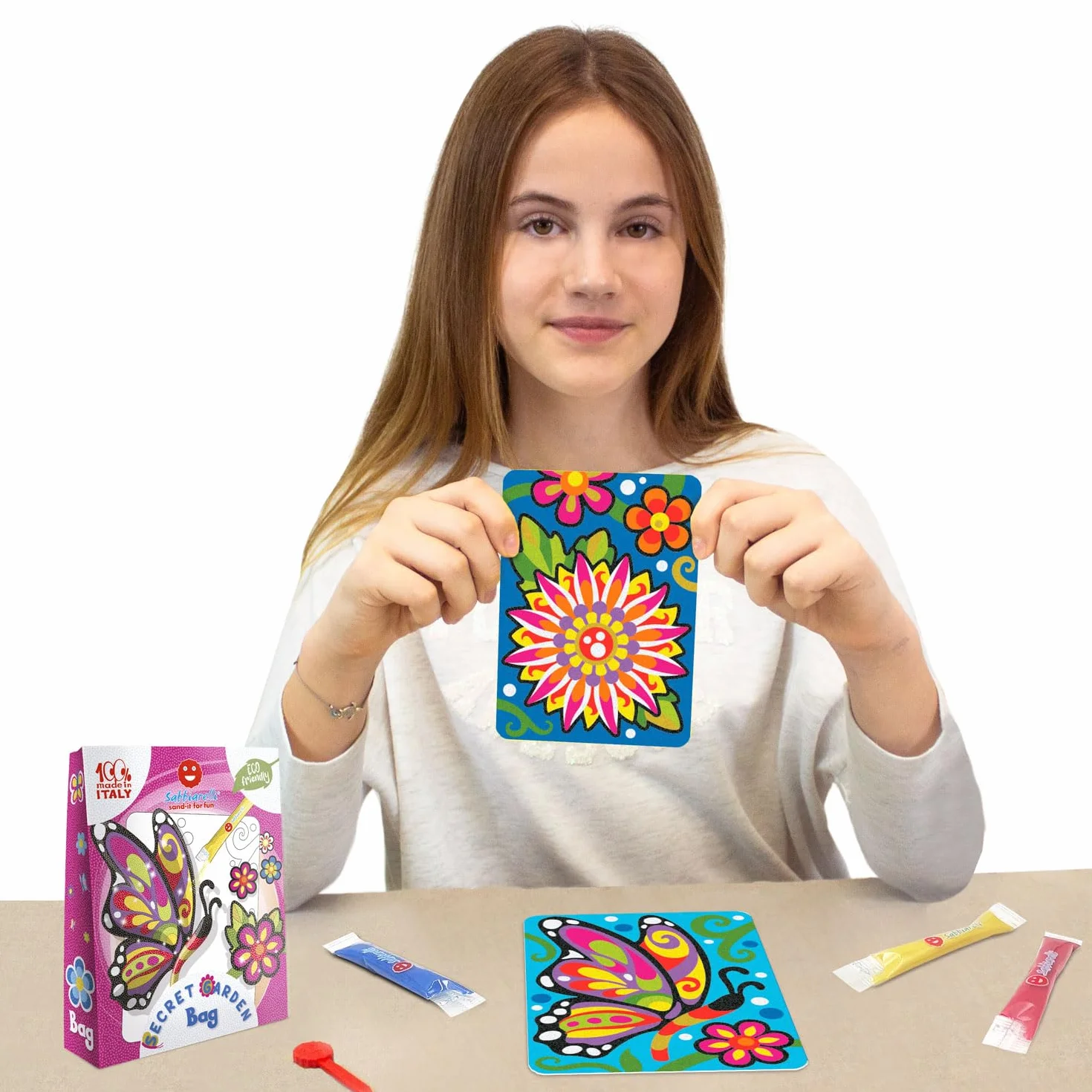 Sabbiarelli Sand-it For Fun Bag Secret Garden Mini Kit Sand Art z Kwiatem i Motylem 100% Made in Italy Kolorowy Piasek Rysunki Samoprzylepne Hobby 10+