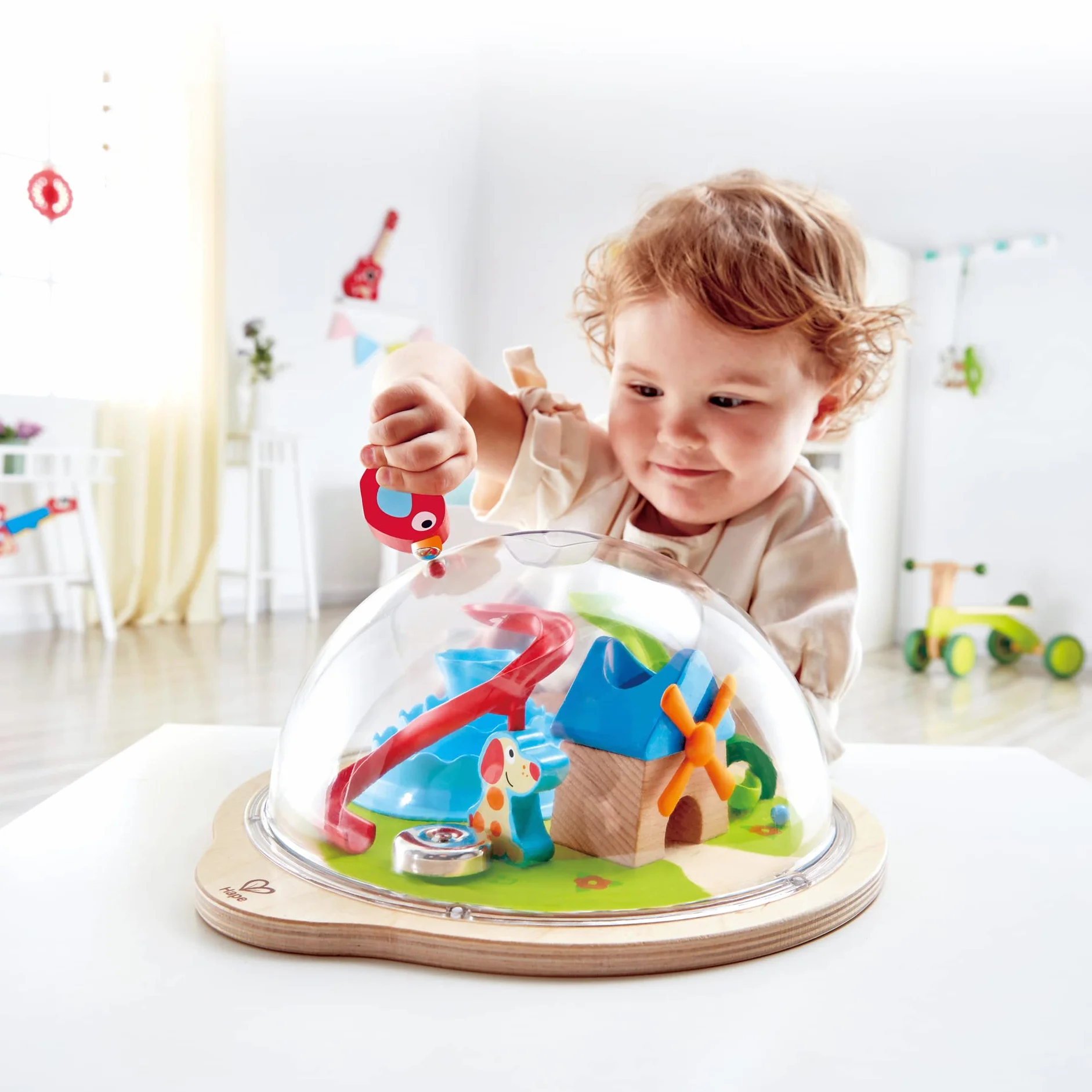 Hape Lilys kopuła przygody firmy Hape | zabawka 3D z magnetycznym labiryntem, kopuła przeżyć dla dzieci z różnymi postaciami i akcesoriami