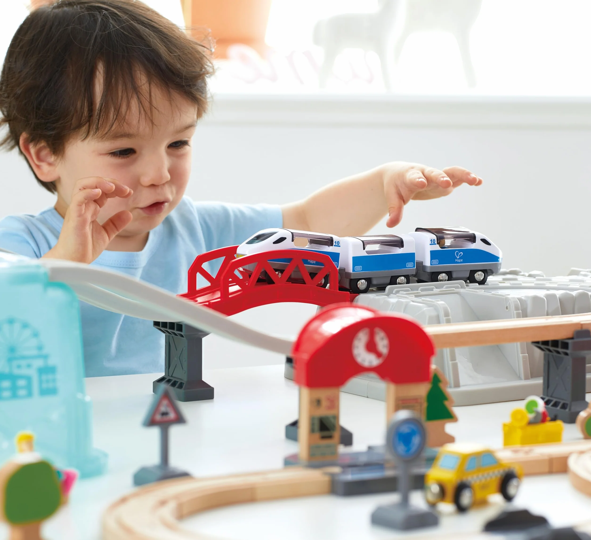 Hape Eisenbahnwelt zestaw do zabawy z pudełkiem do przechowywania, 48 części, na 3 lata