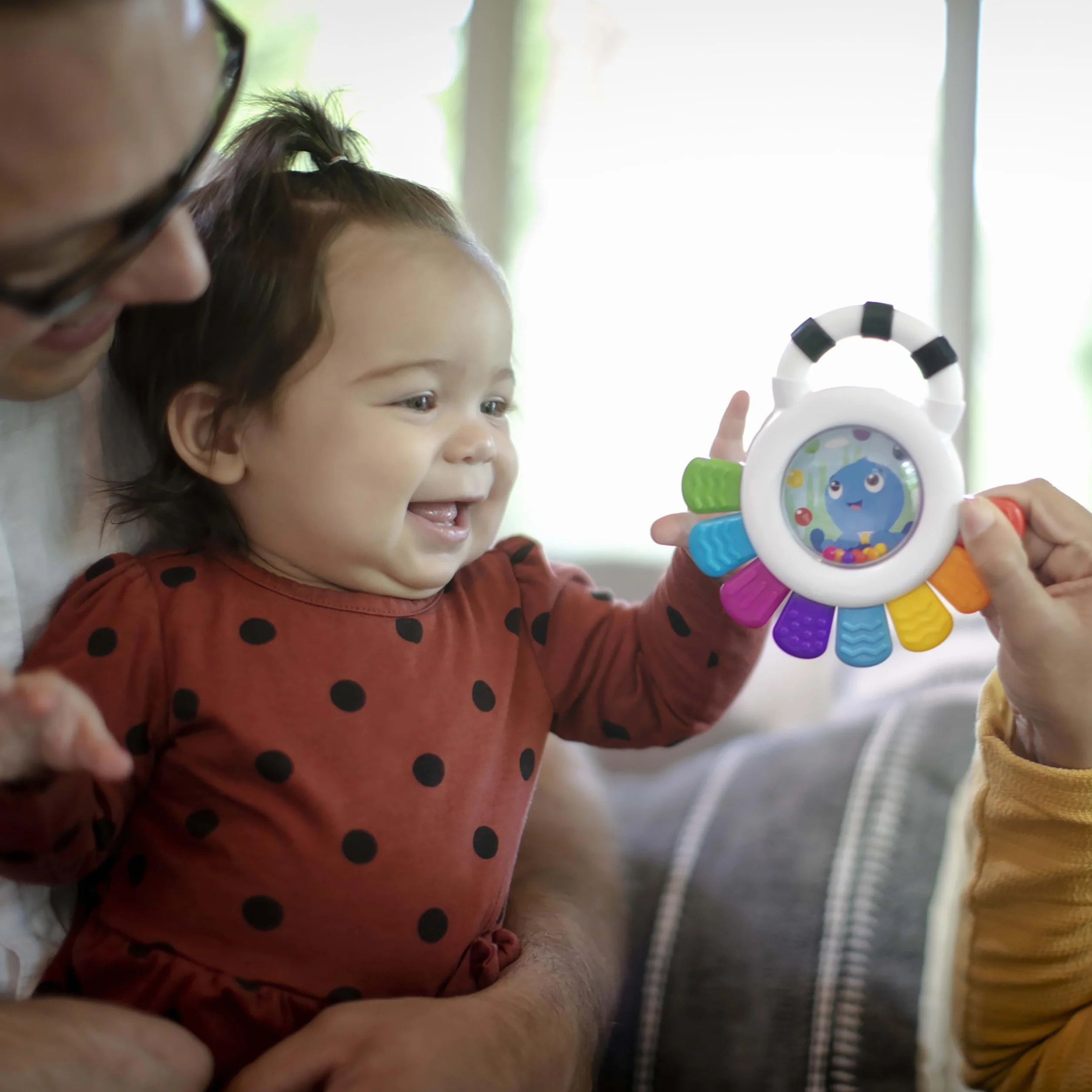 Baby Einstein Outstanding opus, sensoryczna grzechotka i gryzak w kształcie ośmiornicy, nie zawiera BPA, chłodząca, wspomaga wzrok, słuch i uczucie, 12487, wielokolorowa