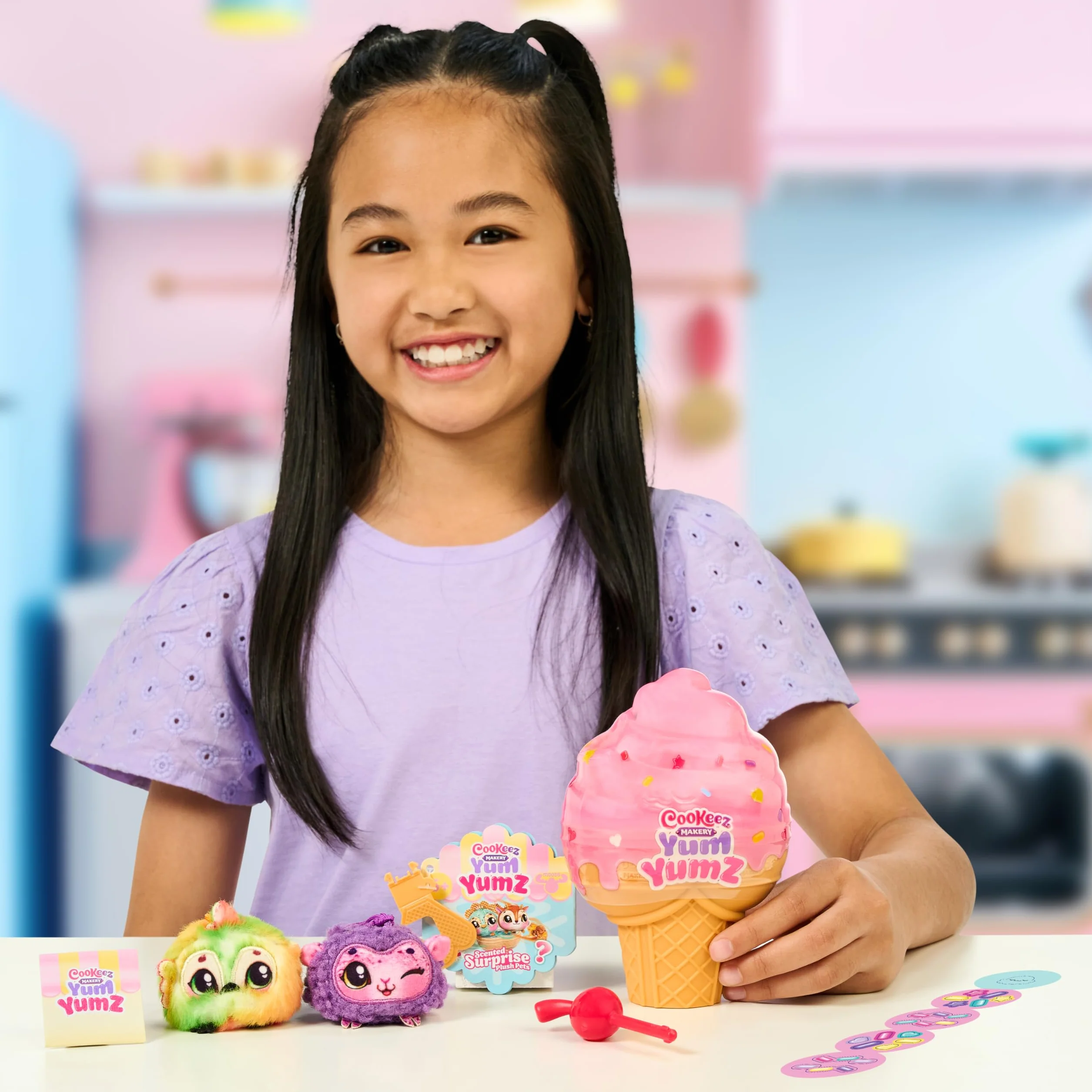 Cookeez Makery Yum Yumz Twin Pack, pełen zabawy i pełen mniamu! Dodaj składniki i odkryj 2 super urocze pachnące pluszowe zwierzaki w rożku do lodów, które możesz spersonalizować, ponad 30 do zebrania