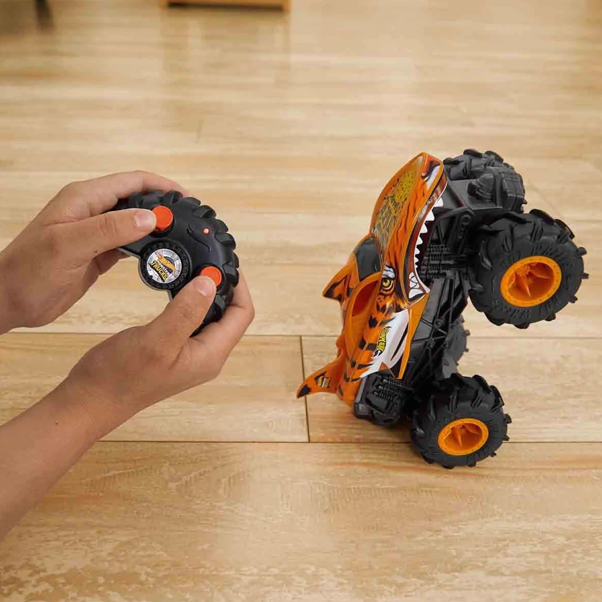 Hot Wheels Monster Trucks R/C Tiger Shark Pojazd zdalnie sterowany 1:24, jazda na każdej powierzchni dzięki oponom Terrain Action, HNV03