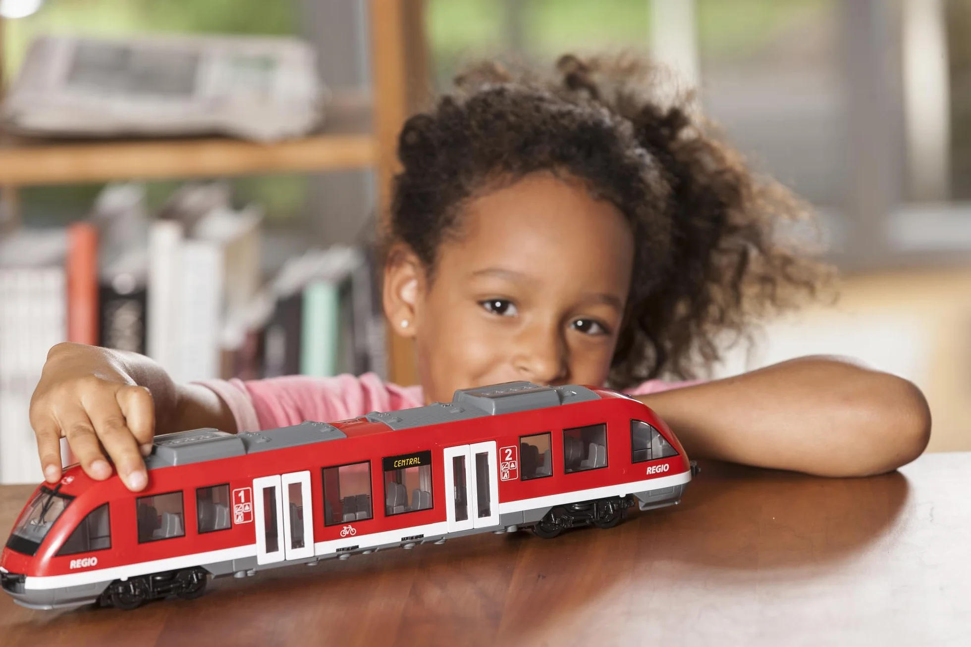 Dickie Toys 203748002 CITY Pociąg miejski wierna replika pełnowymiarowego pociągu, otwierane drzwi i dach, umeblowane wnętrze, skala: 1:43, długość: 45 cm, odpowiedni dla dzieci od 3 lat