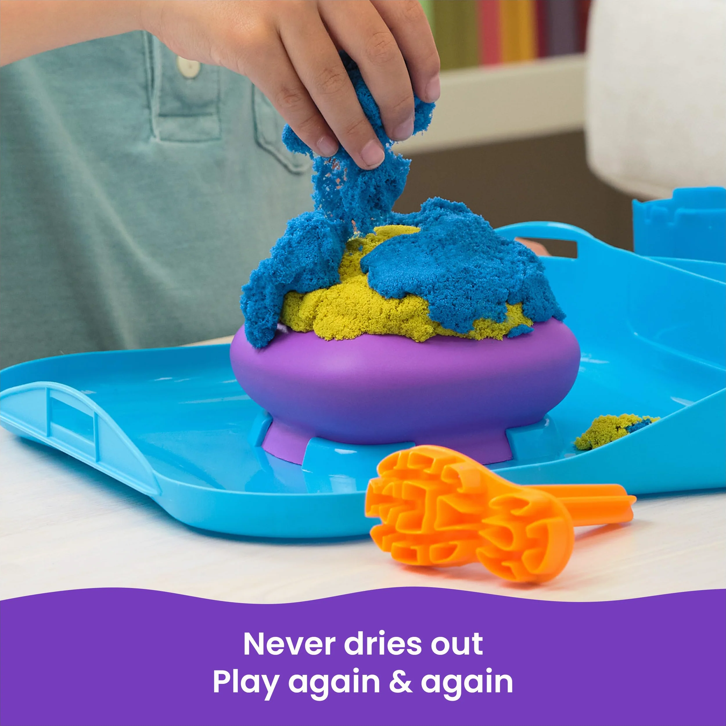 Kinetic Sand, SquishMotion Playset z 1lb Różowy, Żółty, Niebieski Piasek do zabawy, Stamper i 5 narzędzi, Etui do przechowywania wielokrotnego użytku, Zabawki sensoryczne dla dzieci w wieku 5+