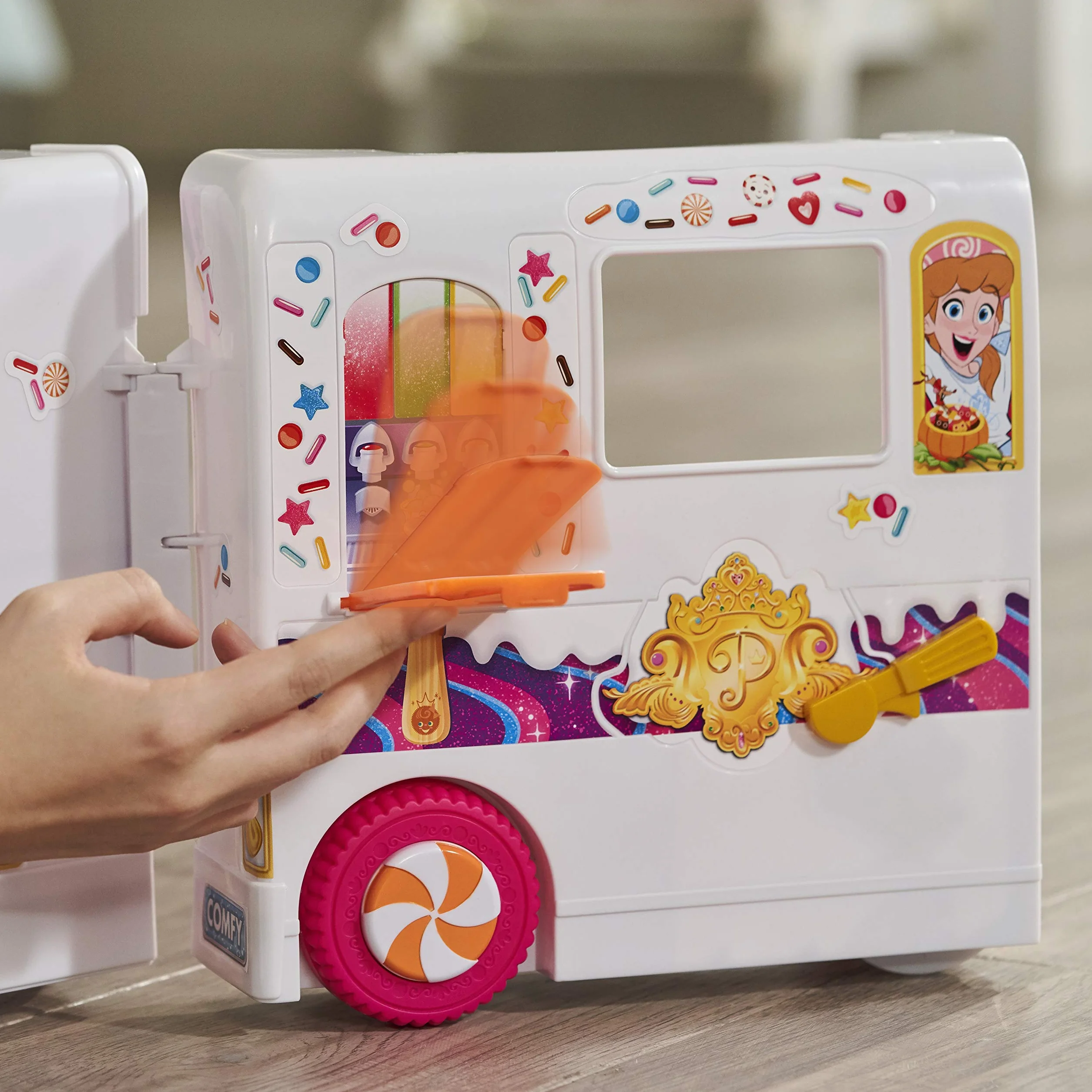 Disney Princess Comfy Squad Sweet Treats Truck, zestaw do zabawy z 16 akcesoriami, sklep z lodami, zabawka dla dziewcząt w wieku od 5 lat