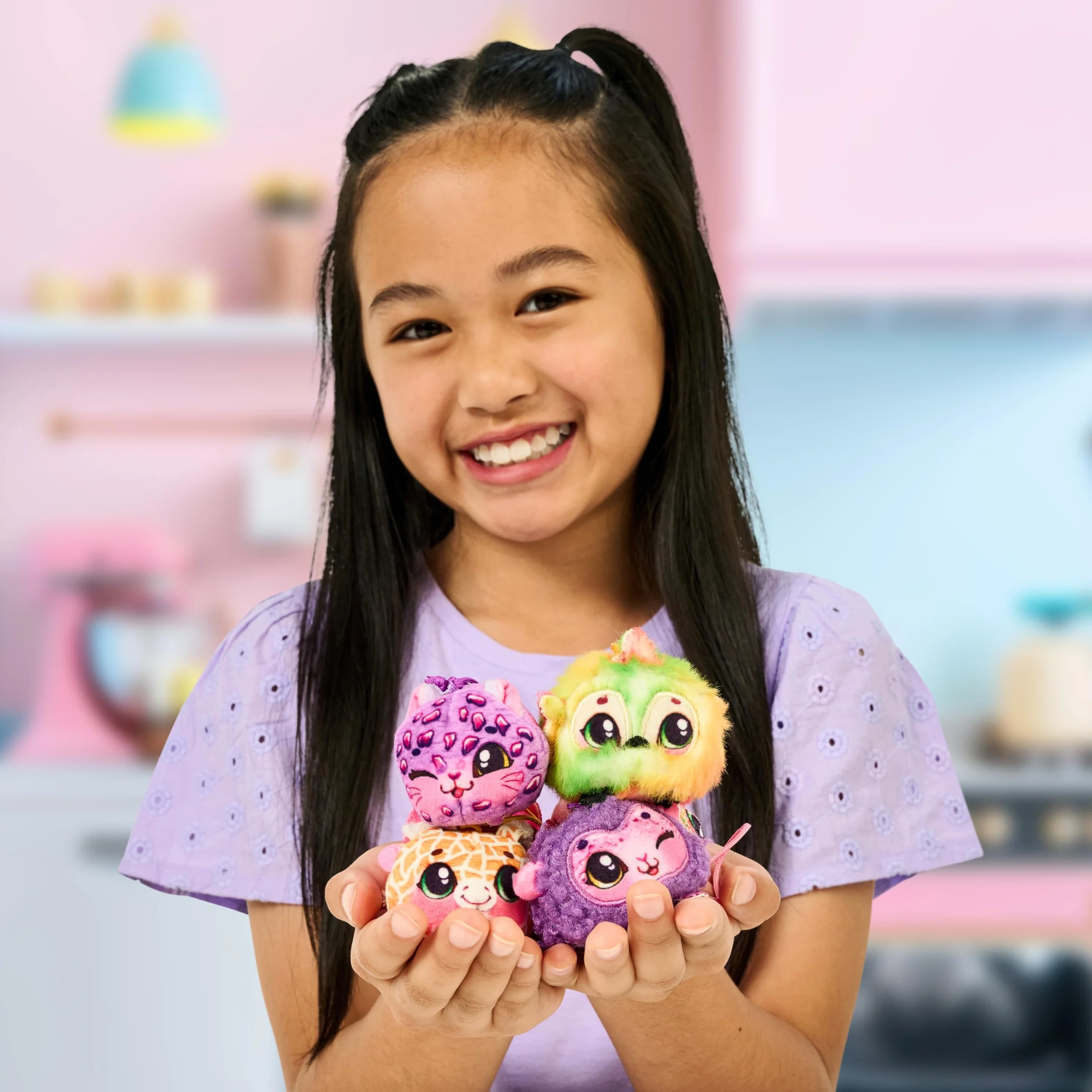 Cookeez Makery Yum Yumz Twin Pack, pełen zabawy i pełen mniamu! Dodaj składniki i odkryj 2 super urocze pachnące pluszowe zwierzaki w rożku do lodów, które możesz spersonalizować, ponad 30 do zebrania