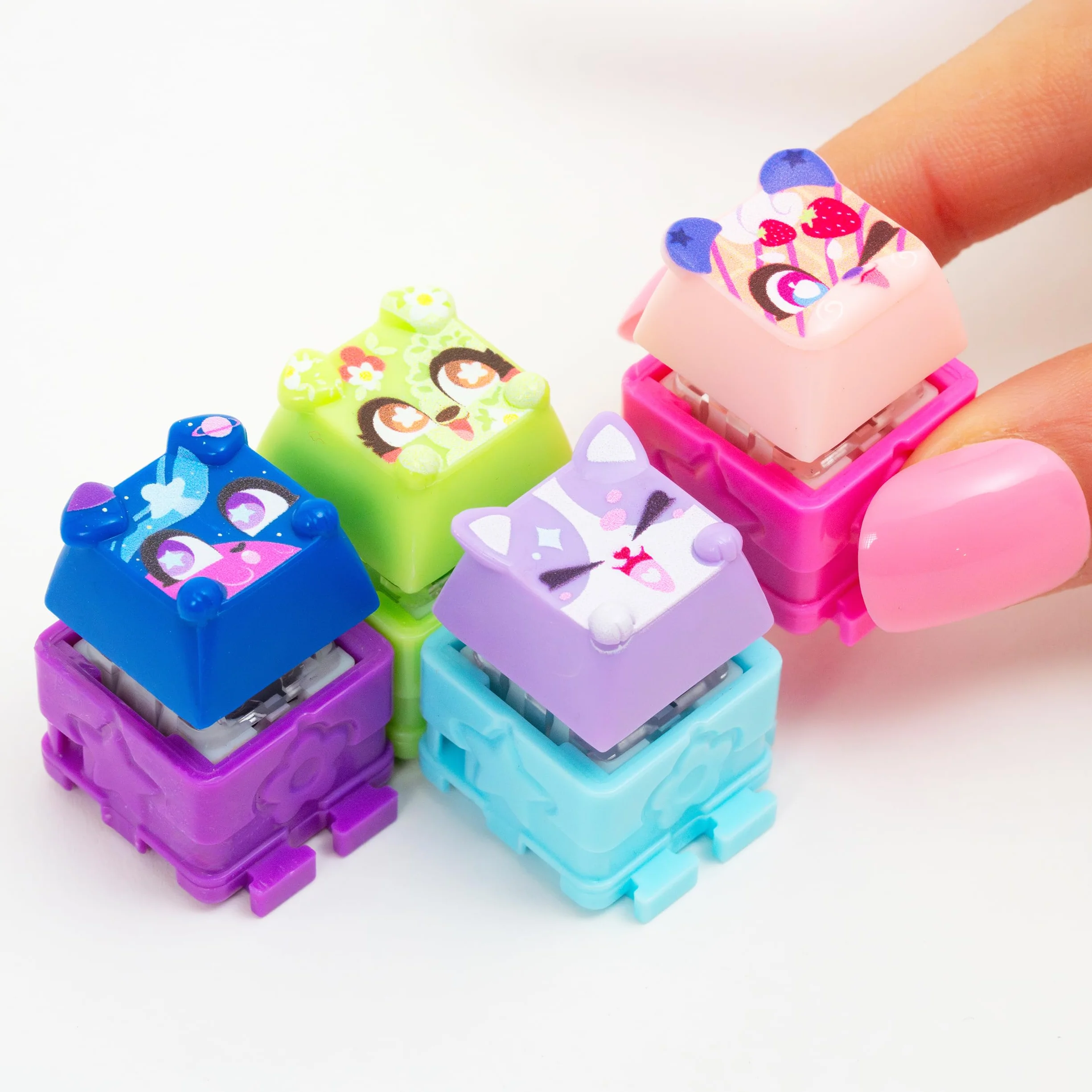 Clickeez: Clickee Cube | Zawiera 7 przedmiotów kolekcjonerskich z klawiaturą do kliknięcia! | 70 znaków do znalezienia, urocze motywy i rzadkie niespodzianki | Prezenty dla dziewcząt i przedmioty