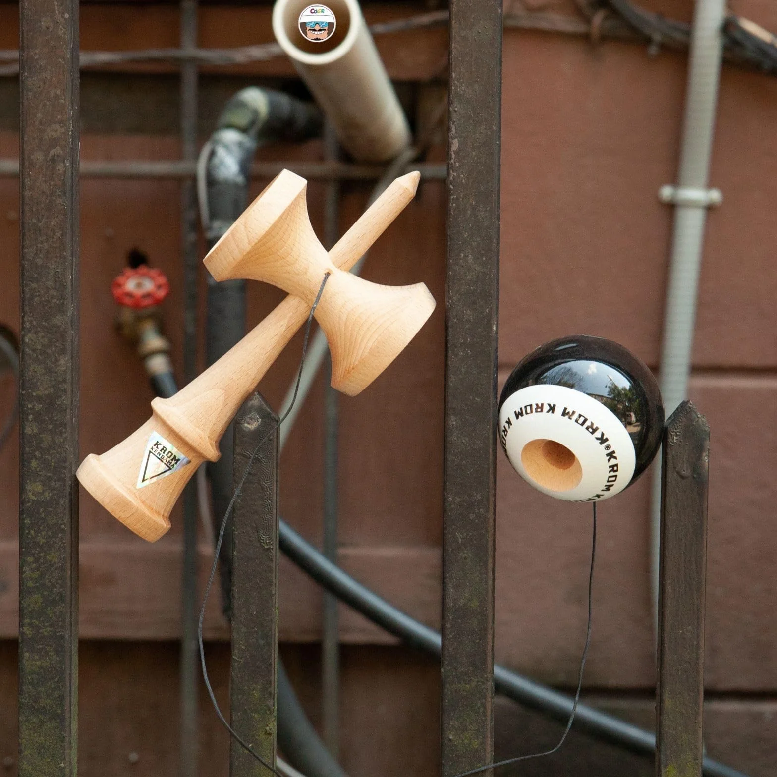 KROM Pro Kendama Drewniany bilboquet dla początkujących i zaawansowanych - Pop LOL Black - Bilboquet gra zręcznościowa do użytku na zewnątrz i wewnątrz - drewniana zabawka ze sznurkiem, piłka