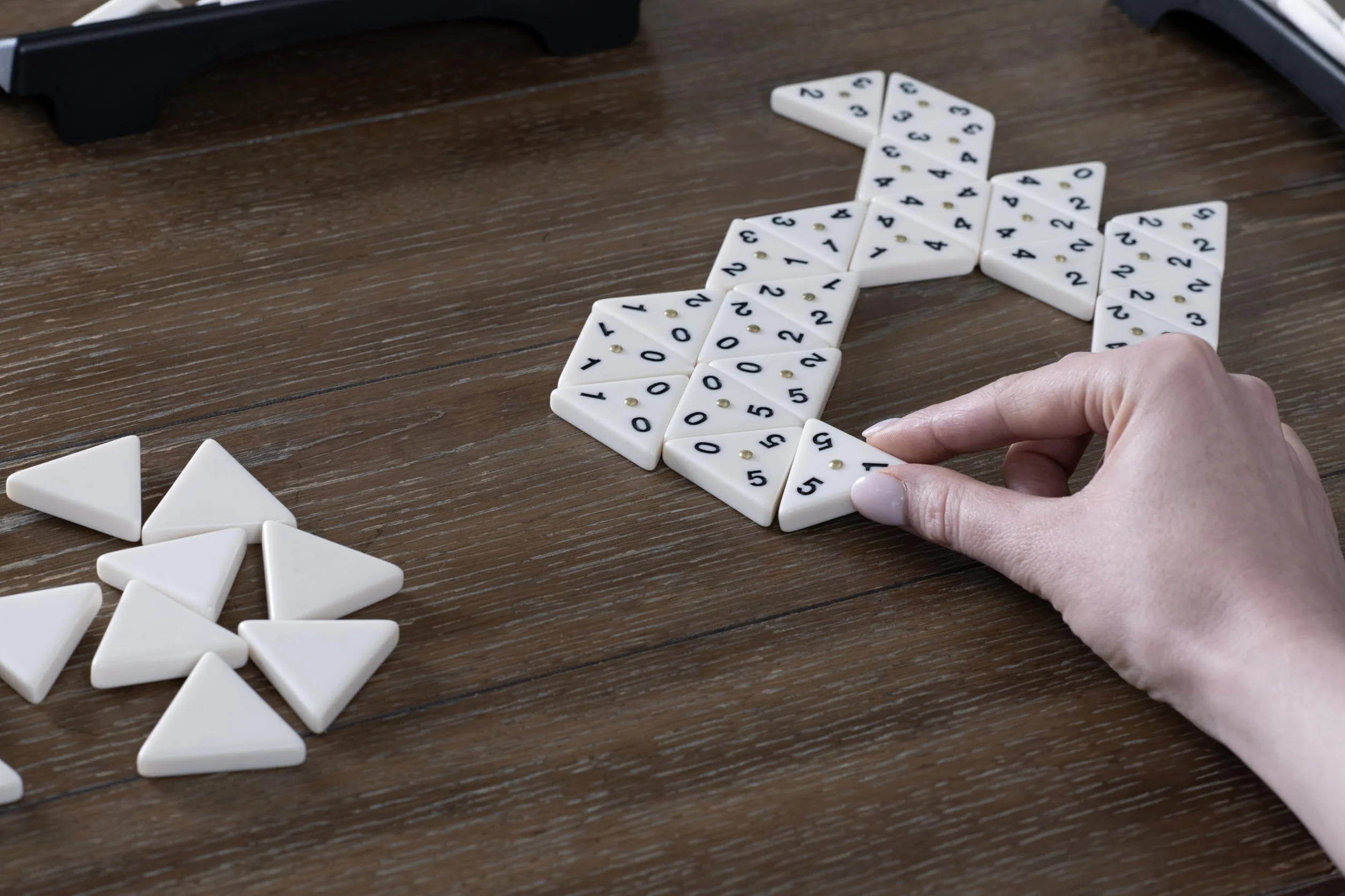 Goliath Triominos 6 graczy - Gra planszowa dla dzieci od 6 lat - Innowacyjna 3-stronna gra Domino - Gra strategiczna i myślowa - Do zabawy z rodziną lub przyjaciółmi - 2-6 graczy