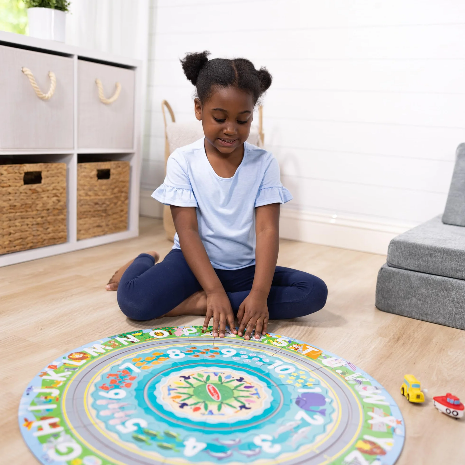 Melissa & Doug, Układanka podłogowa z rowkami, motywem trasy wzdłuż wybrzeża oraz samochodzikami z napędem wstecznym – 48 elementów, dla chłopców i dziewczynek w wieku powyżej 3. roku życia