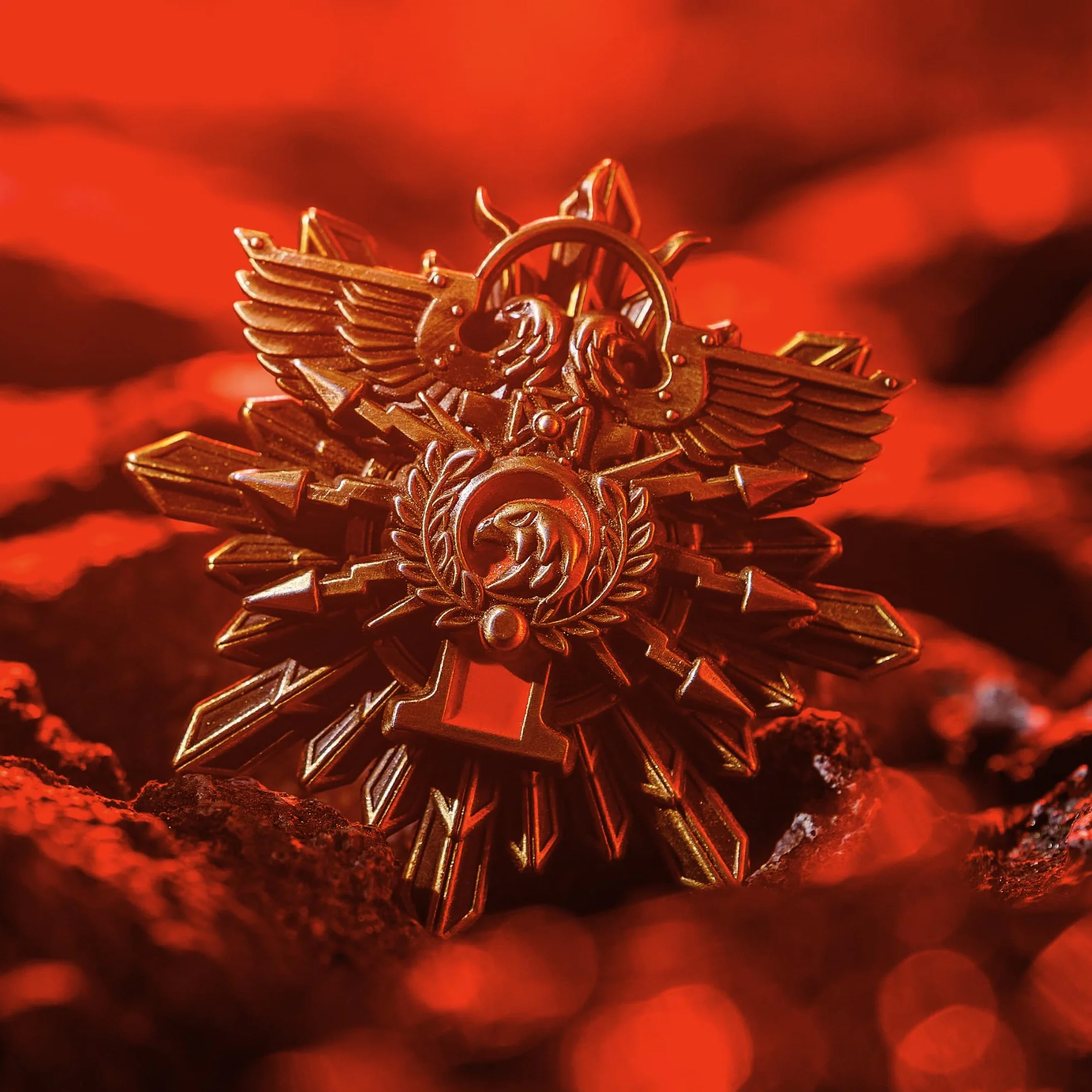 Starforged Brosche Mark of the Ten Thousand Golden Legion Adeptus Custudes Warhammer 40K Merchandise Pin Badge, Złoty