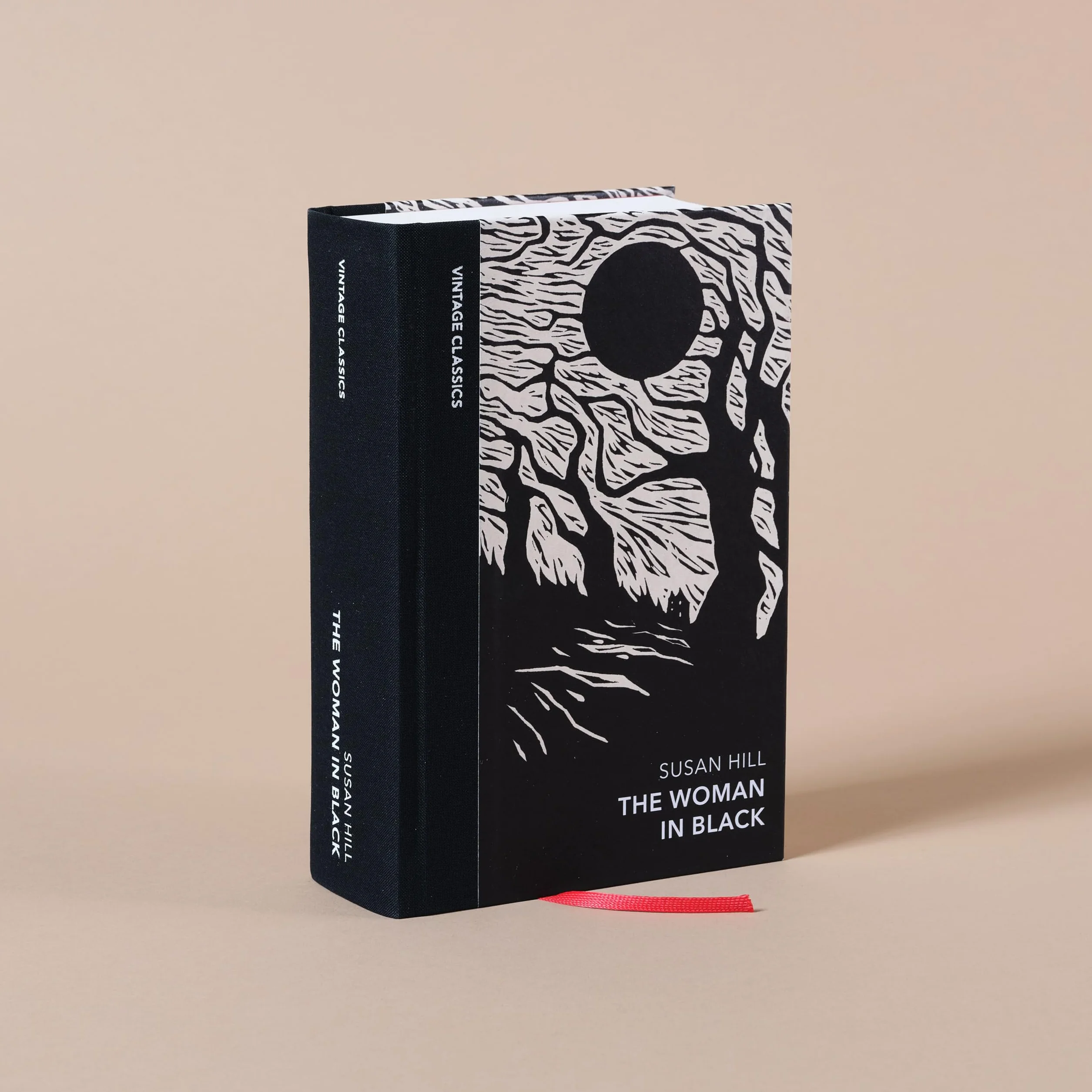 The Woman in Black and Other Ghost Stories: The definitive Gothic classic ghost story and four further haunting tales