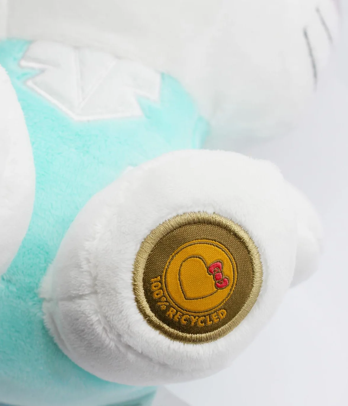Hello Kitty Doctor Eco Plush 24 cm w kartonowych torebkach wielokrotnego użytku – plusz jest wykonany w 100% z butelek PET pochodzących z recyklingu